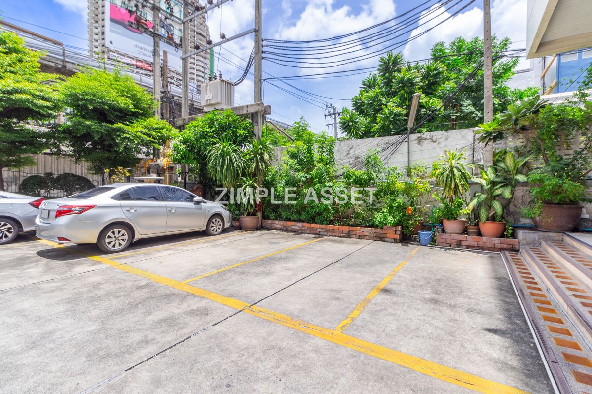 For RentSathorn, Narathiwat : Line ID: @zimple_asset Apartment on North Sathorn Road, Fully Furnished, ICONSIAM View, Quiet & Secure, near BTS Saphan Taksin, Short-term Lease Available.