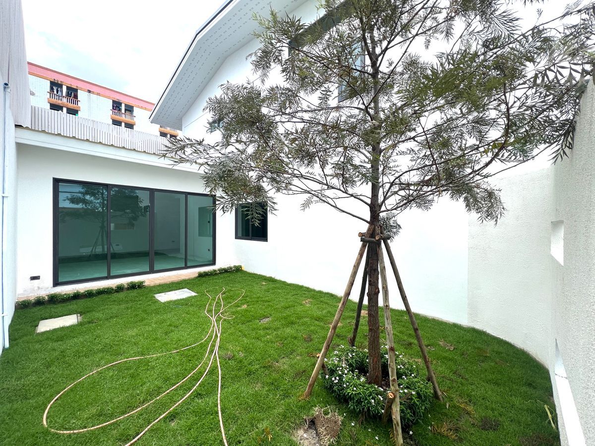 For SaleHome OfficeLadprao101, Happy Land, The Mall Bang Kapi : 🌿 Home Office with Private Garden, 3 Bedrooms, 5 Parking Spaces, Fully Renovated, Near BTS Ladprao, Convenient Location