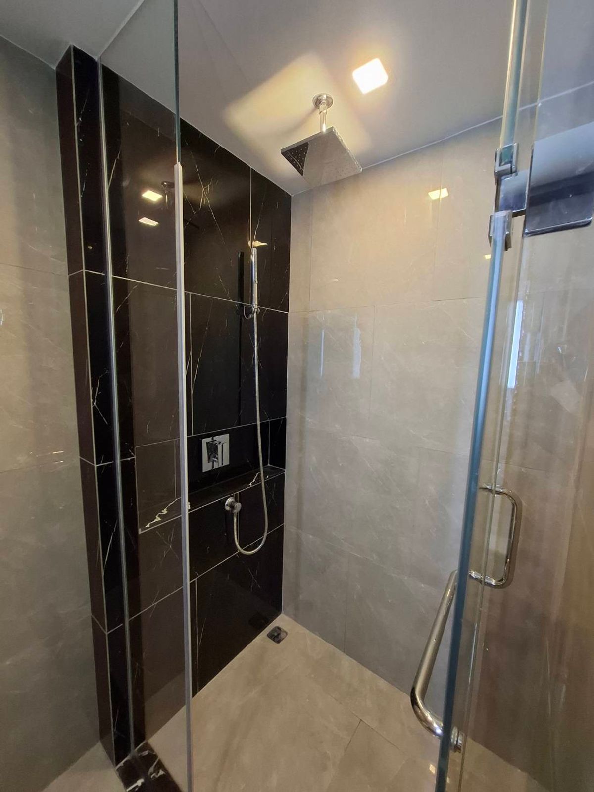 ขายคอนโดพระราม 9 เพชรบุรีตัดใหม่ RCA : ส่งต่อห้องจากโครงการ ห้องสตูที่กั้นส่วนแบบน่าอยู่