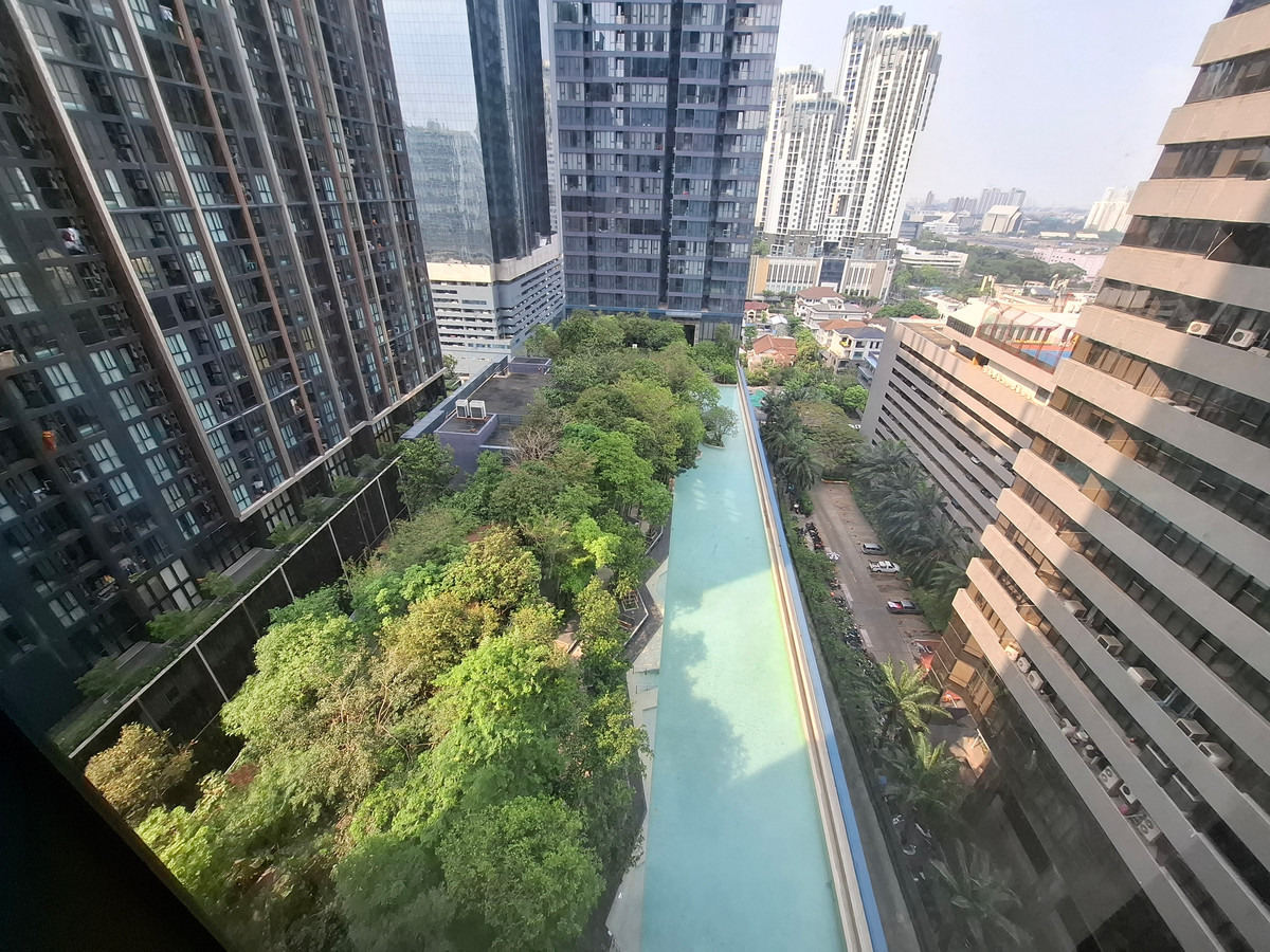 For SaleCondoRama9, Petchburi, RCA : Private layout, beautiful pool view