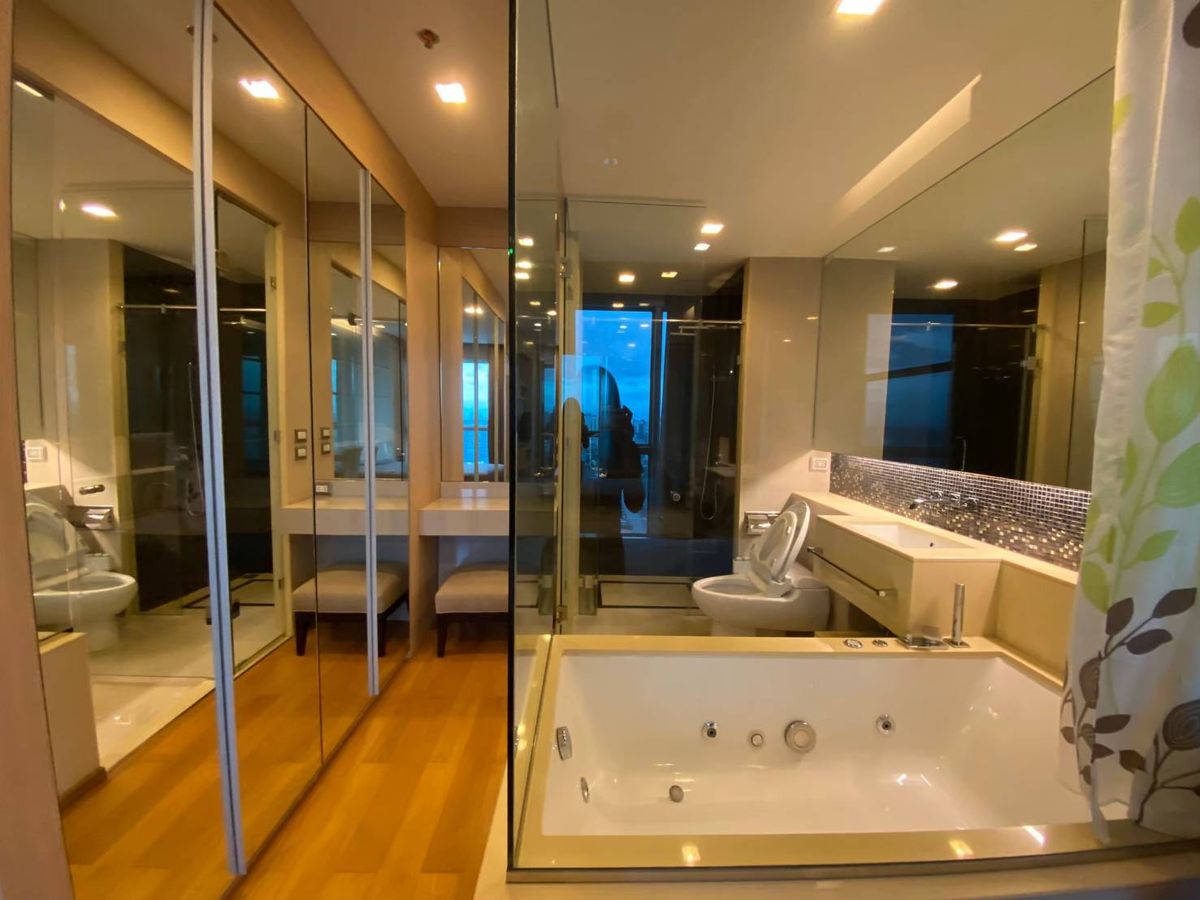 ให้เช่าคอนโดพระราม 9 เพชรบุรีตัดใหม่ RCA : คอนโด The Address Asoke เดินทางสะดวก ใกล้รถไฟฟ้าเอ็มอาที มีรถรับส่ง ห้องสวย เฟอร์นิเจอร์ครบ พร้อมอยู่