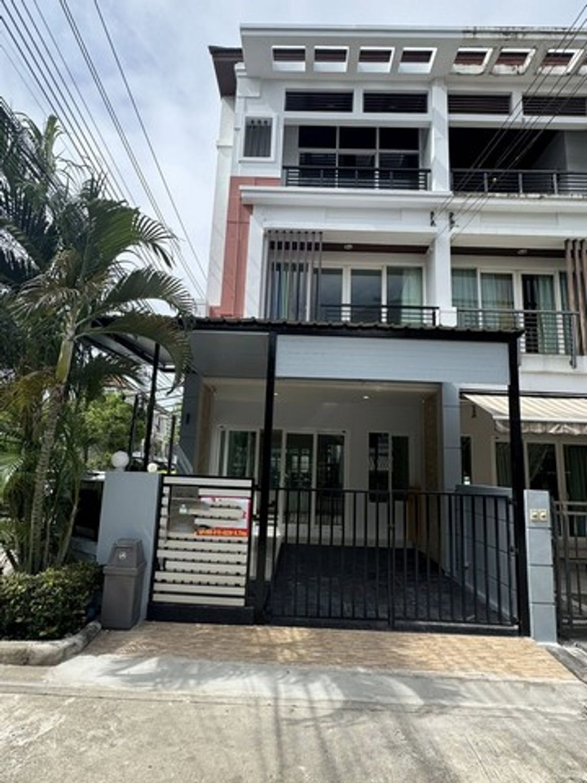 ให้เช่าทาวน์โฮมเลียบทางด่วนรามอินทรา : HR2809ให้เช่าทาวน์เฮ้าส์ 3 ชั้น บ้านกลางเมือง เออร์บาเนี่ยน พระราม 9-ลาดพร้าว ซอยลาดพร้าว 84 ใกล้ MRTลาดพร้าว 