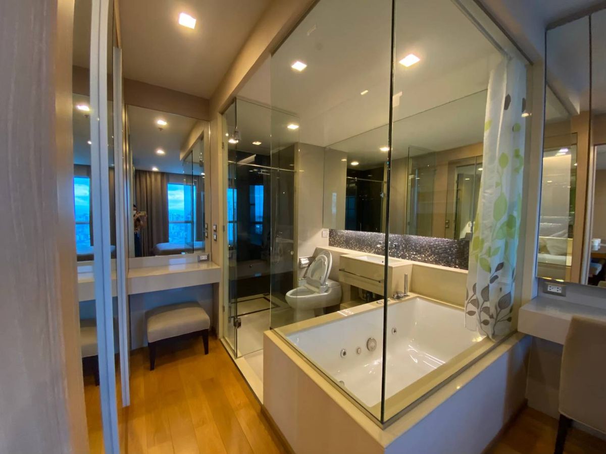 ให้เช่าคอนโดพระราม 9 เพชรบุรีตัดใหม่ RCA : คอนโด The Address Asoke เดินทางสะดวก ใกล้รถไฟฟ้าเอ็มอาที มีรถรับส่ง ห้องสวย เฟอร์นิเจอร์ครบ พร้อมอยู่