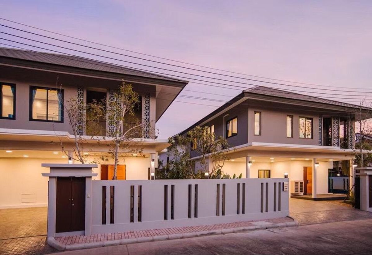 ให้เช่าบ้านเชียงใหม่ : บ้านโมเดิร์นพร้อมสระว่ายน้ำส่วนตัว ให้เช่าเดือนละ 65,000 บาท ใกล้กาดฝรั่งเพียง 5 นาที No.14H236