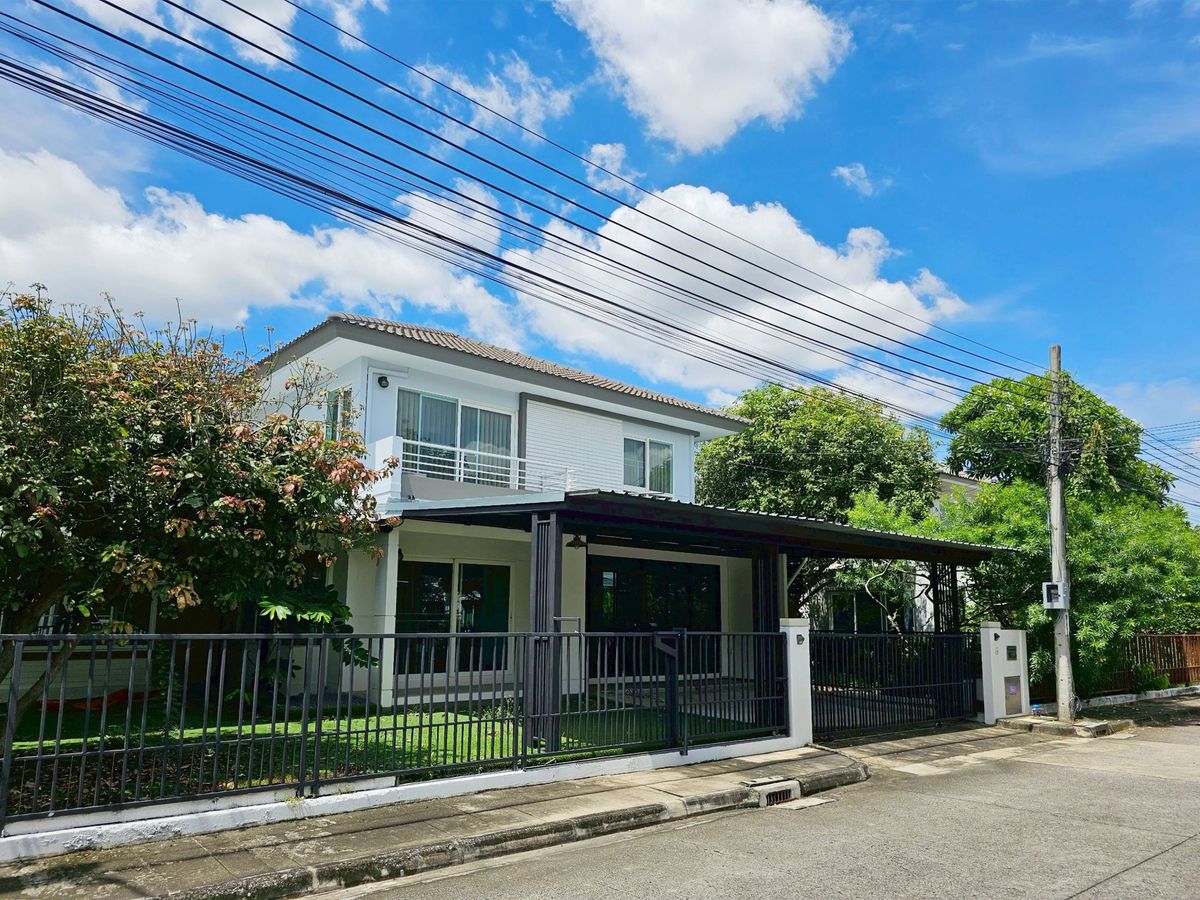 For SaleHouseSamut Prakan,Samrong : Chollada-Suvarnabhumi Quality detached house from L&MP; H, up to 65.2, 4 bedrooms, 4 bathrooms, 2 parking spaces (with a bedroom on the ground floor) to support a large family. Beautiful house ready to enter the center of 50 rai with a large lake, good lo