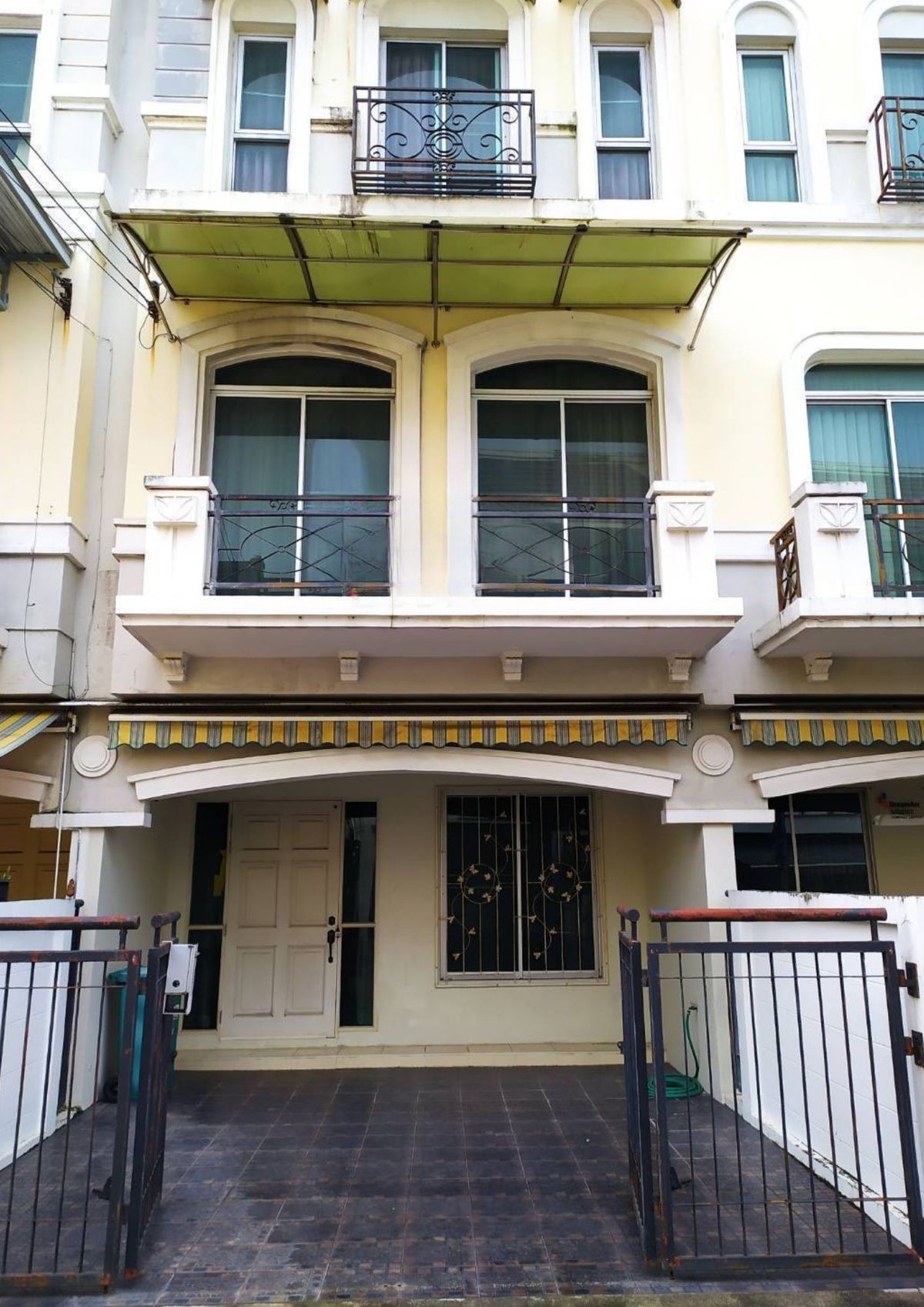 ขายทาวน์โฮมเกษตร นวมินทร์ ลาดปลาเค้า : บ้านกลางเมือง สวิสทาวน์ / 3 ห้องนอน (ขาย), Baan Klang Muang Swiss Town / 3 Bedrooms (FOR SALE) TPM009