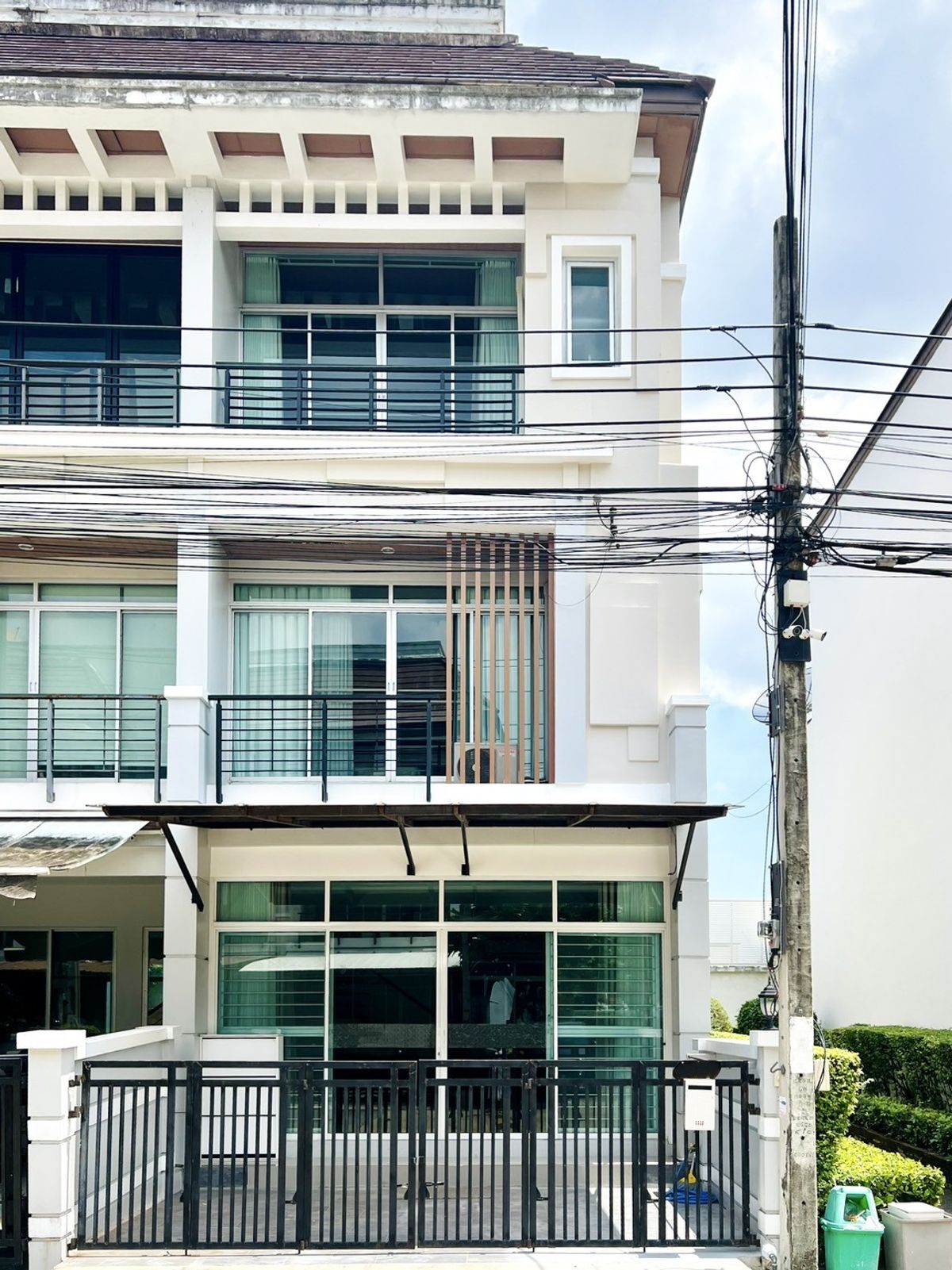 ให้เช่าทาวน์โฮมลาดกระบัง สุวรรณภูมิ : ให้เช่า ทาวน์โฮม 3 ชั้น โครงการ บ้านกลางเมือง เออร์บาเนียน ศรีนครินทร์
