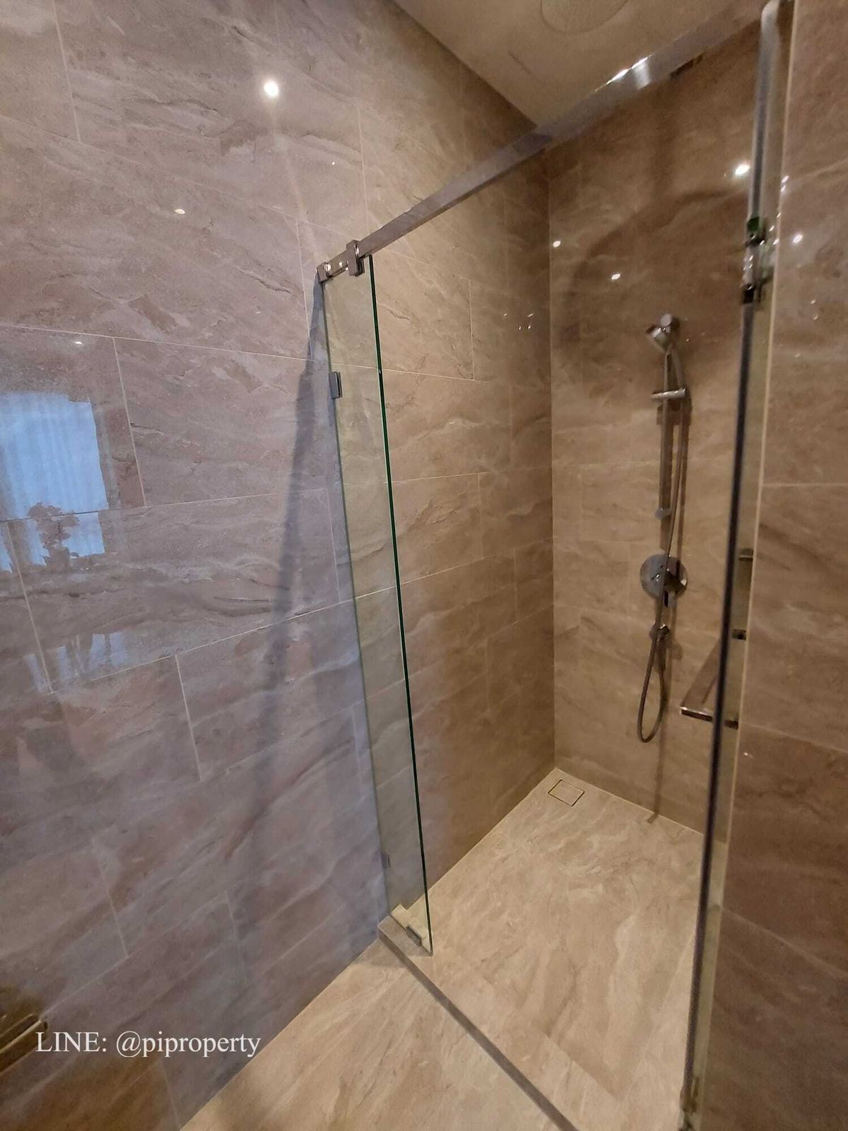 For RentCondoRama9, Petchburi, RCA : ​Experience an elevated lifestyle in this stunning corner unit at Ashton Asoke Rama 9. 