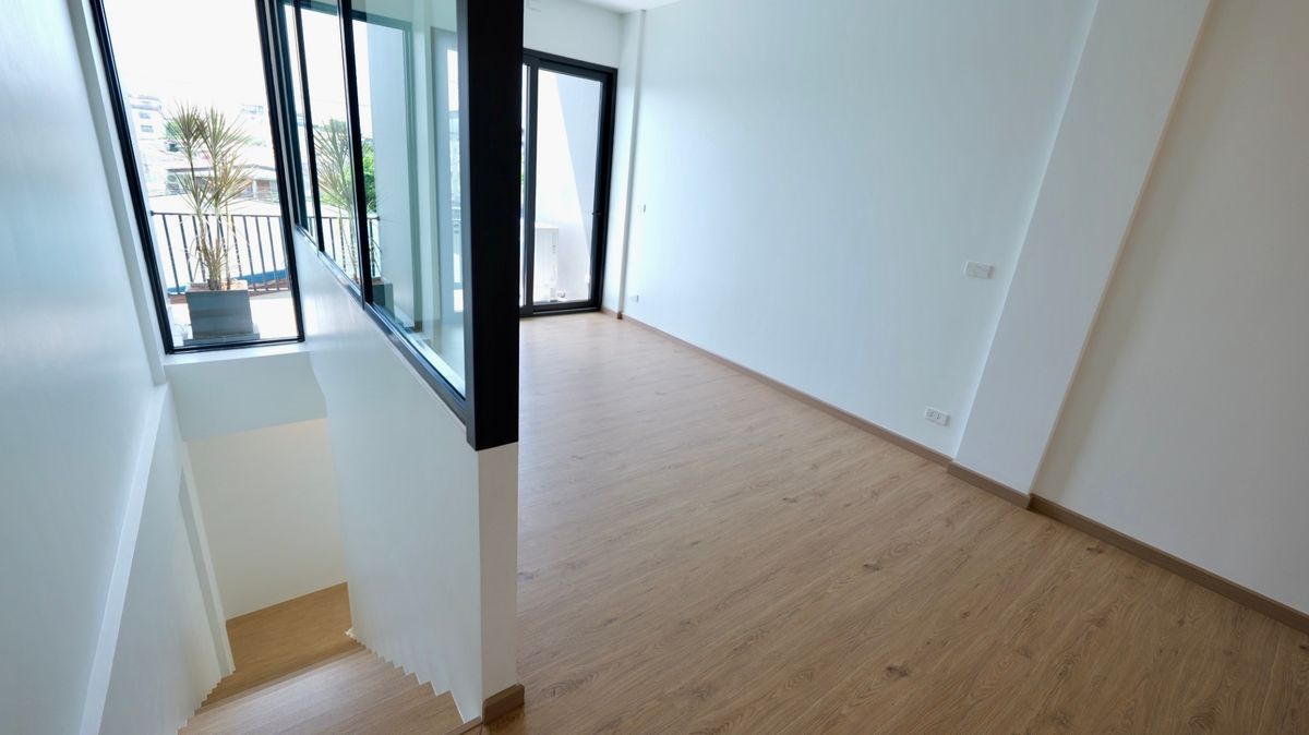 For SaleHome OfficeSamut Prakan,Samrong : 3-story home office for sale, new project, Theparak, uses premium grade materials, only 8 units, special price starts at 5.99 million baht. Open a business, buy for yourself or invest, it's worth it.