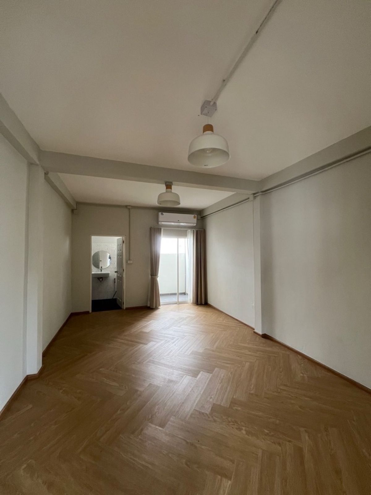 For SaleHouseRatchadapisek, Huaikwang, Suttisan : House for sale, Ratchadaphisek, MRT Sutthisan, 900 meters, old renovated house, outside the minimal style project, both home and home office. Buy for rent, keep Passive Income for a long time.