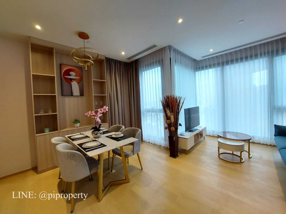 For RentCondoRama9, Petchburi, RCA : ​Experience an elevated lifestyle in this stunning corner unit at Ashton Asoke Rama 9. 