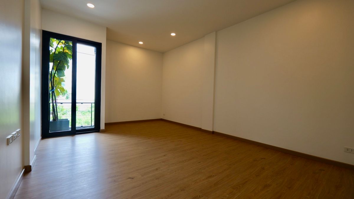 For SaleHome OfficeSamut Prakan,Samrong : 3-story home office for sale, new project, Theparak, uses premium grade materials, only 8 units, special price starts at 5.99 million baht. Open a business, buy for yourself or invest, it's worth it.