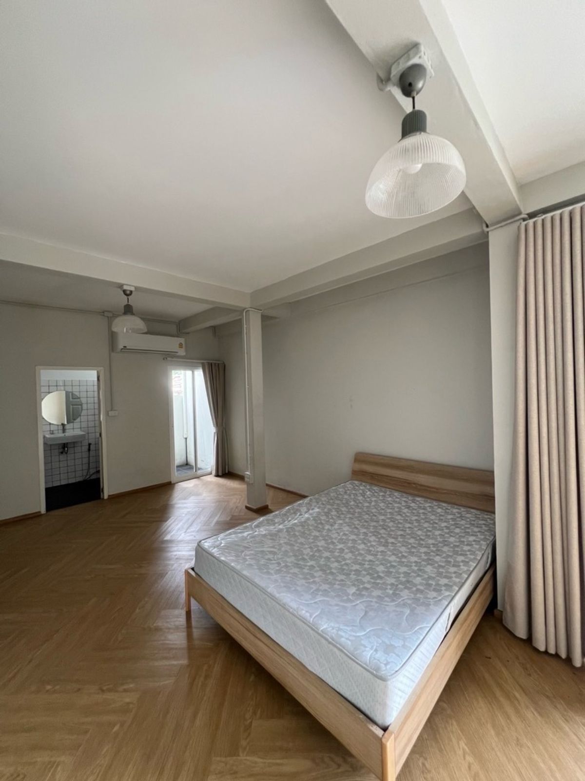 For SaleHouseRatchadapisek, Huaikwang, Suttisan : House for sale, Ratchadaphisek, MRT Sutthisan, 900 meters, old renovated house, outside the minimal style project, both home and home office. Buy for rent, keep Passive Income for a long time.
