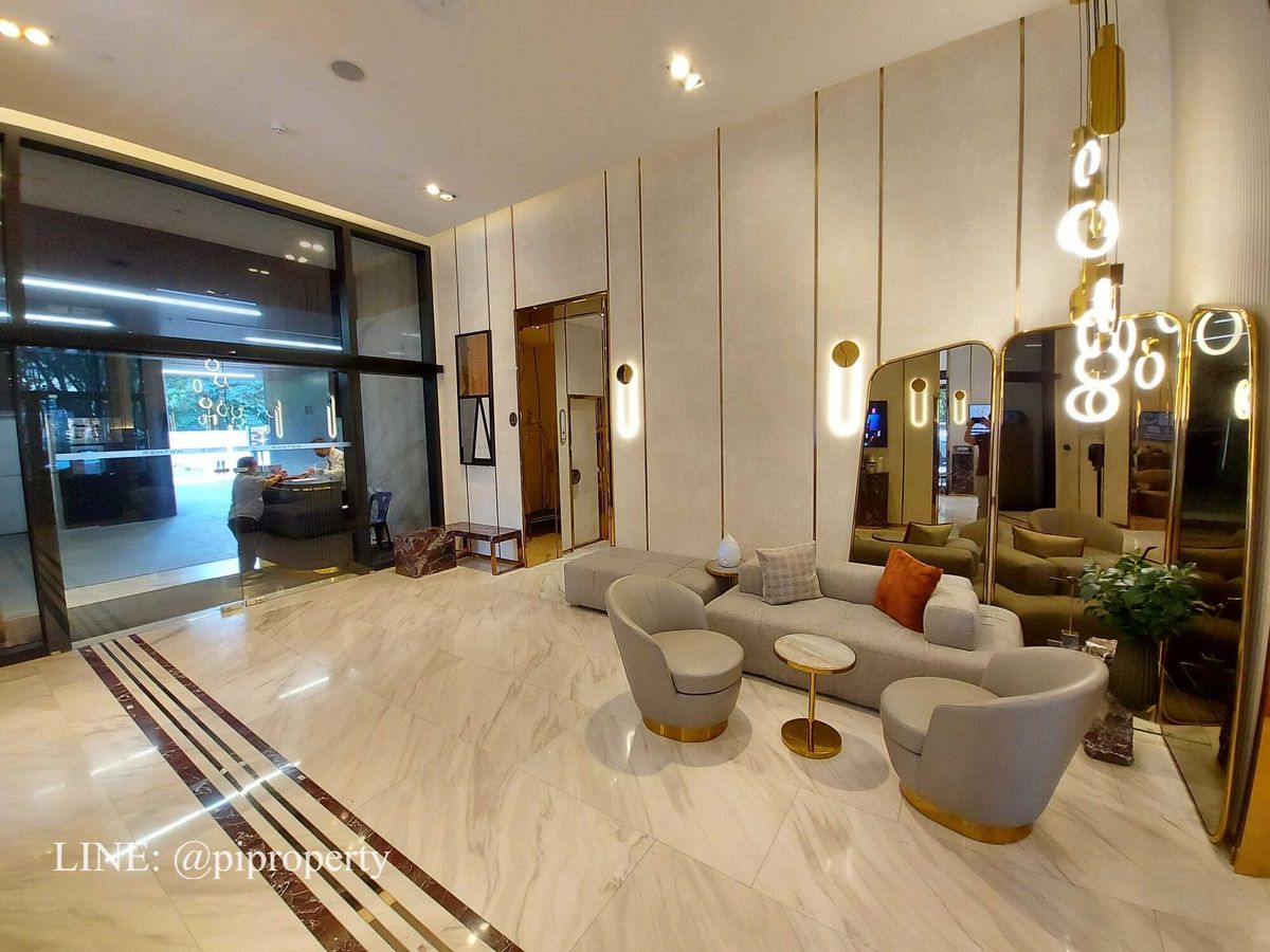 For RentCondoRama9, Petchburi, RCA : ​Experience an elevated lifestyle in this stunning corner unit at Ashton Asoke Rama 9. 