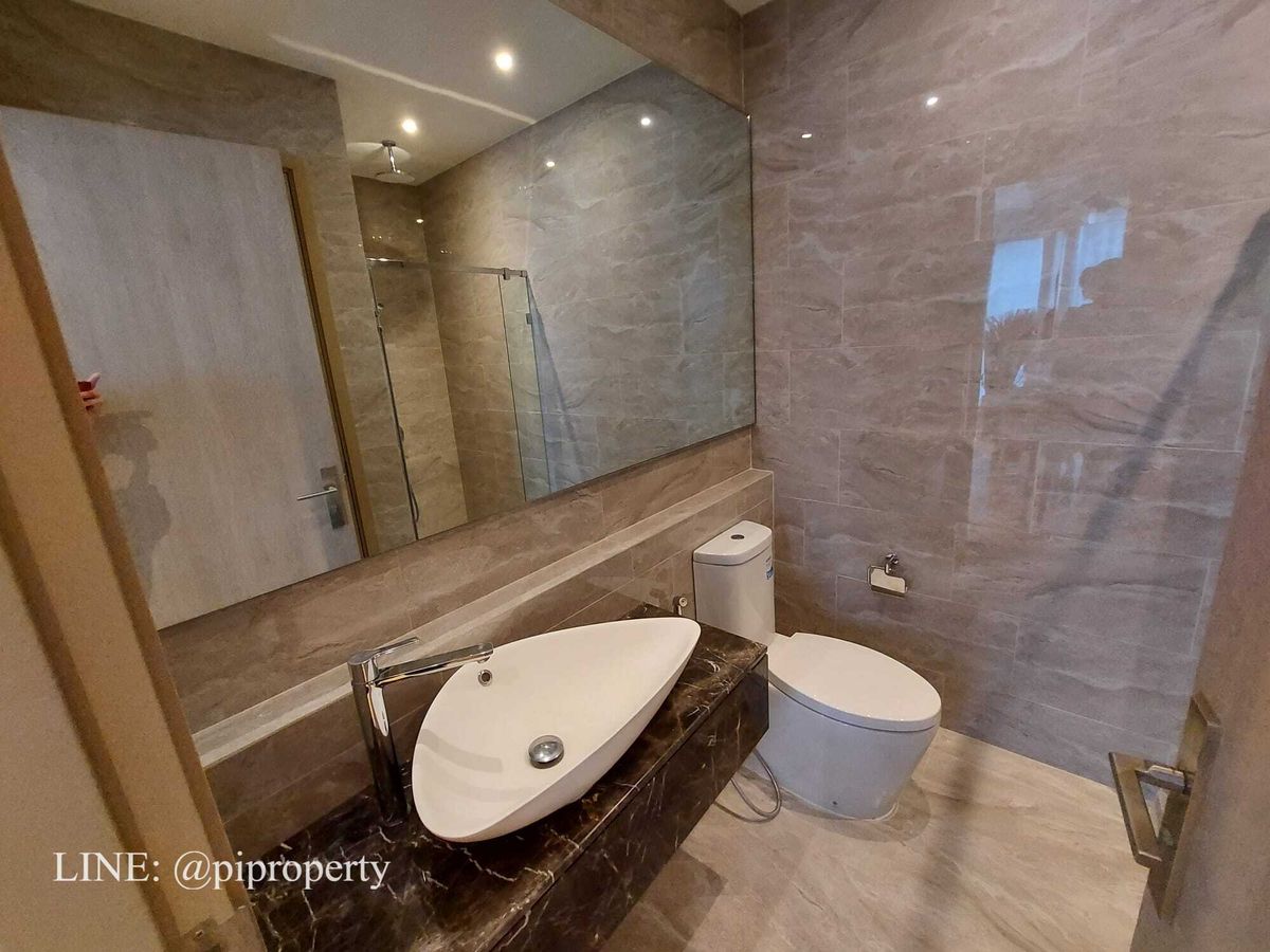 For RentCondoRama9, Petchburi, RCA : ​Experience an elevated lifestyle in this stunning corner unit at Ashton Asoke Rama 9. 