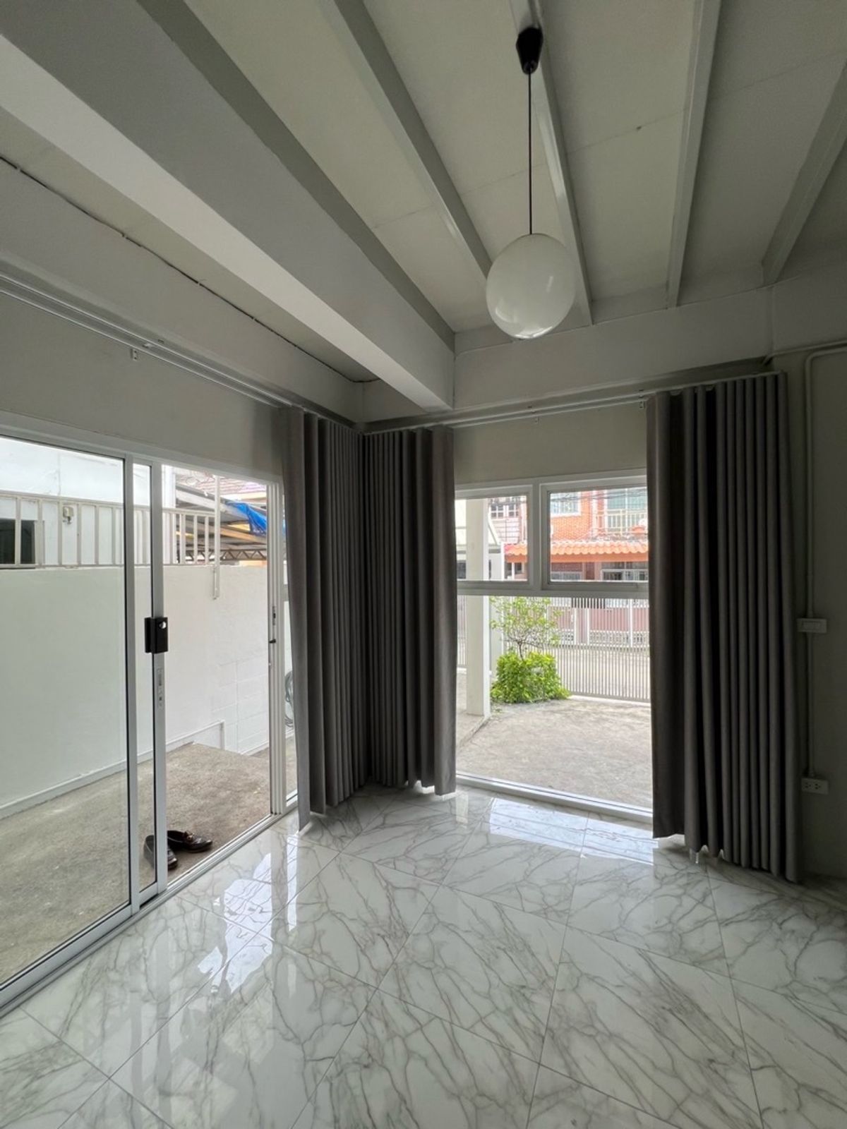 For SaleHouseRatchadapisek, Huaikwang, Suttisan : House for sale, Ratchadaphisek, MRT Sutthisan, 900 meters, old renovated house, outside the minimal style project, both home and home office. Buy for rent, keep Passive Income for a long time.