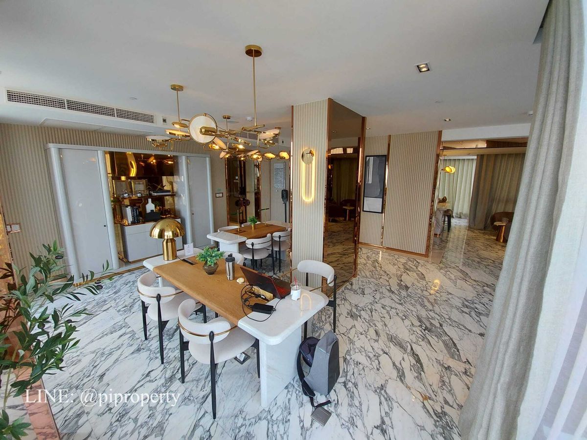 For RentCondoRama9, Petchburi, RCA : ​Experience an elevated lifestyle in this stunning corner unit at Ashton Asoke Rama 9. 