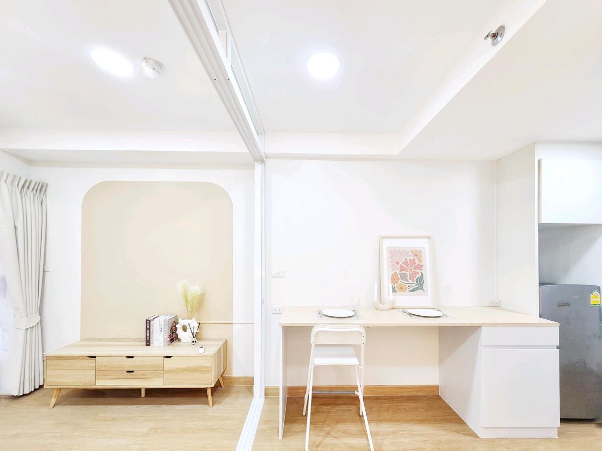 For SaleCondoRamkhamhaeng, Hua Mak : High rise condo, 19 floors, Soi Ramkhamhaeng 24, near Rajamangala Stadium, only 450 m. Live a modern life amidst convenience. Inside the project is quiet.