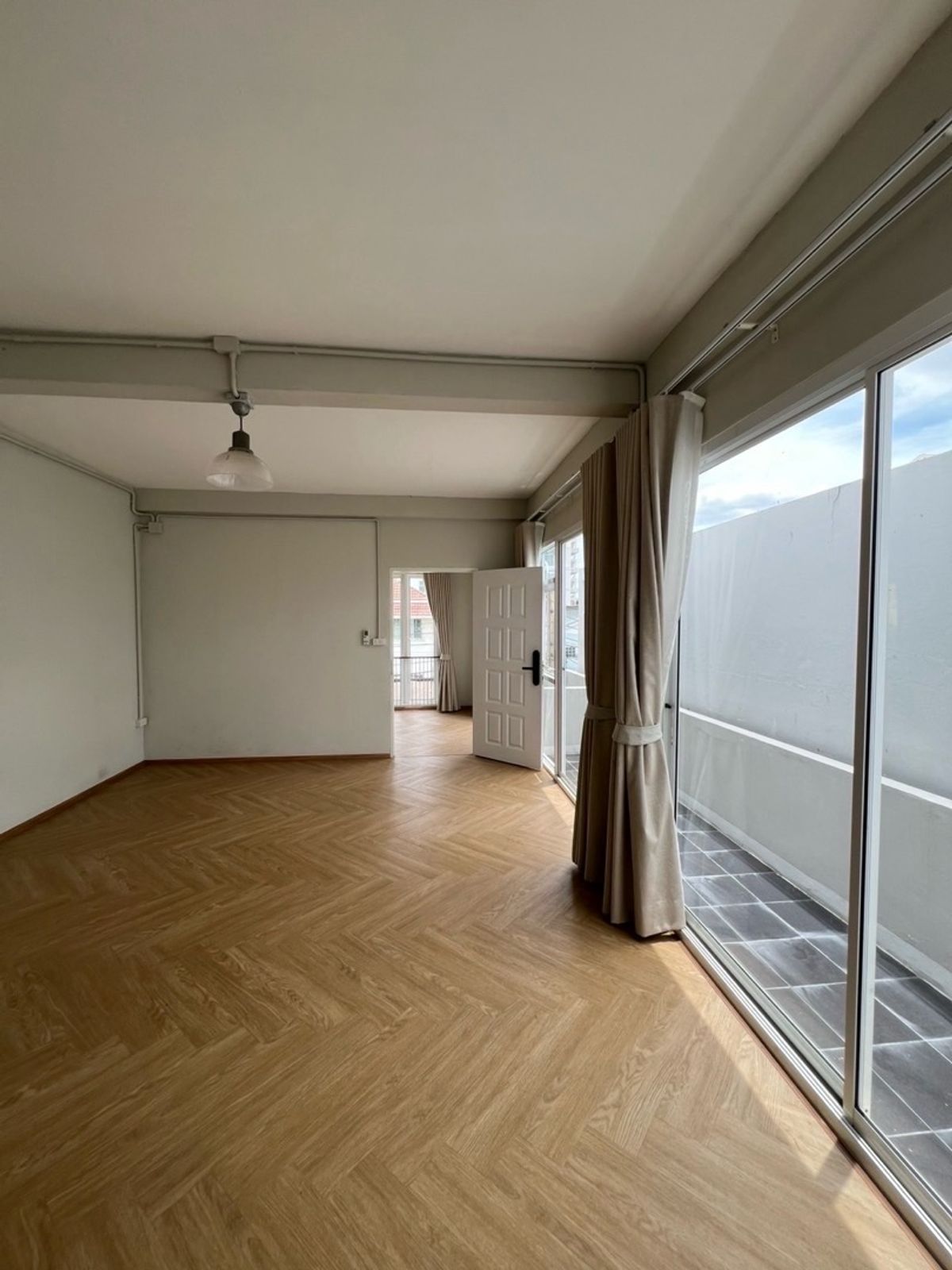 For SaleHouseRatchadapisek, Huaikwang, Suttisan : House for sale, Ratchadaphisek, MRT Sutthisan, 900 meters, old renovated house, outside the minimal style project, both home and home office. Buy for rent, keep Passive Income for a long time.