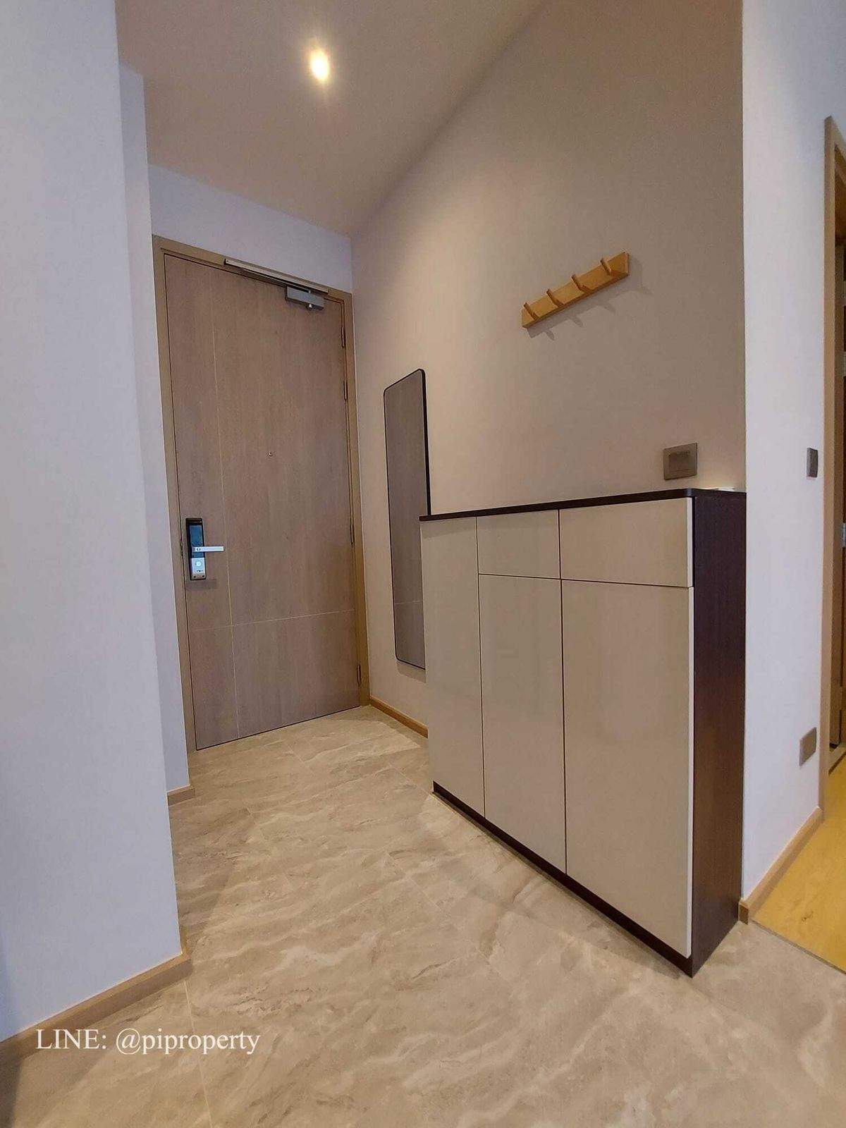 For RentCondoRama9, Petchburi, RCA : ​Experience an elevated lifestyle in this stunning corner unit at Ashton Asoke Rama 9. 