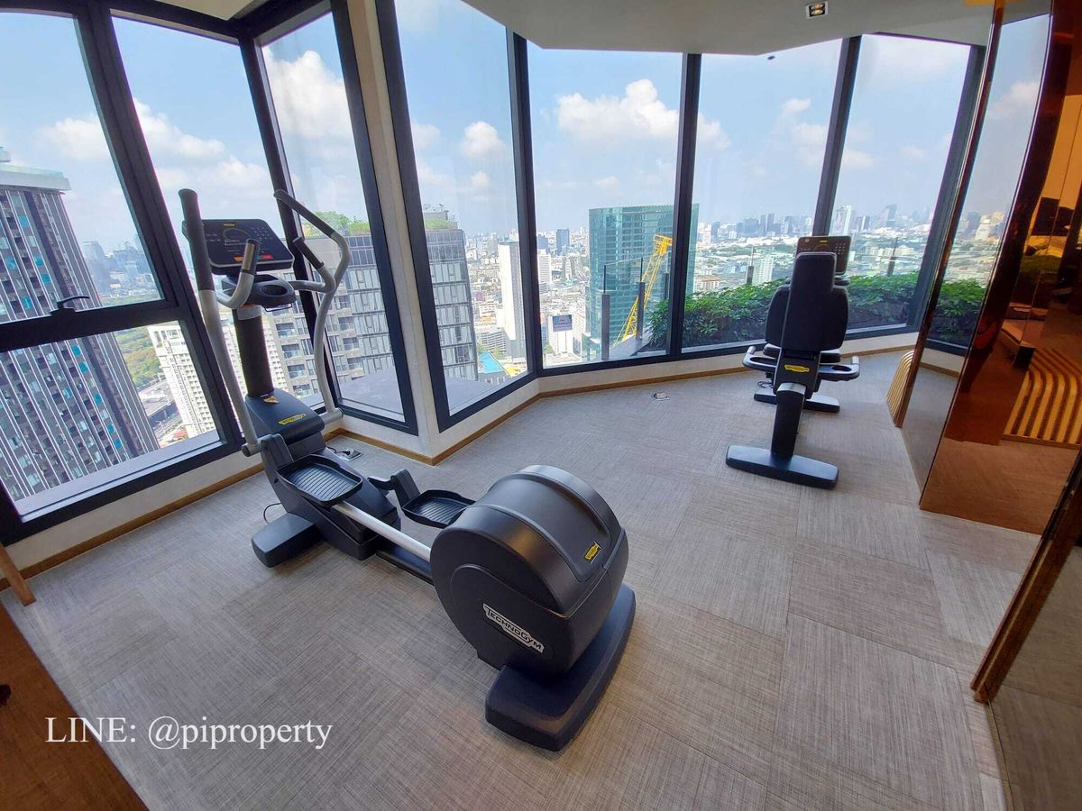 For RentCondoRama9, Petchburi, RCA : ​Experience an elevated lifestyle in this stunning corner unit at Ashton Asoke Rama 9. 