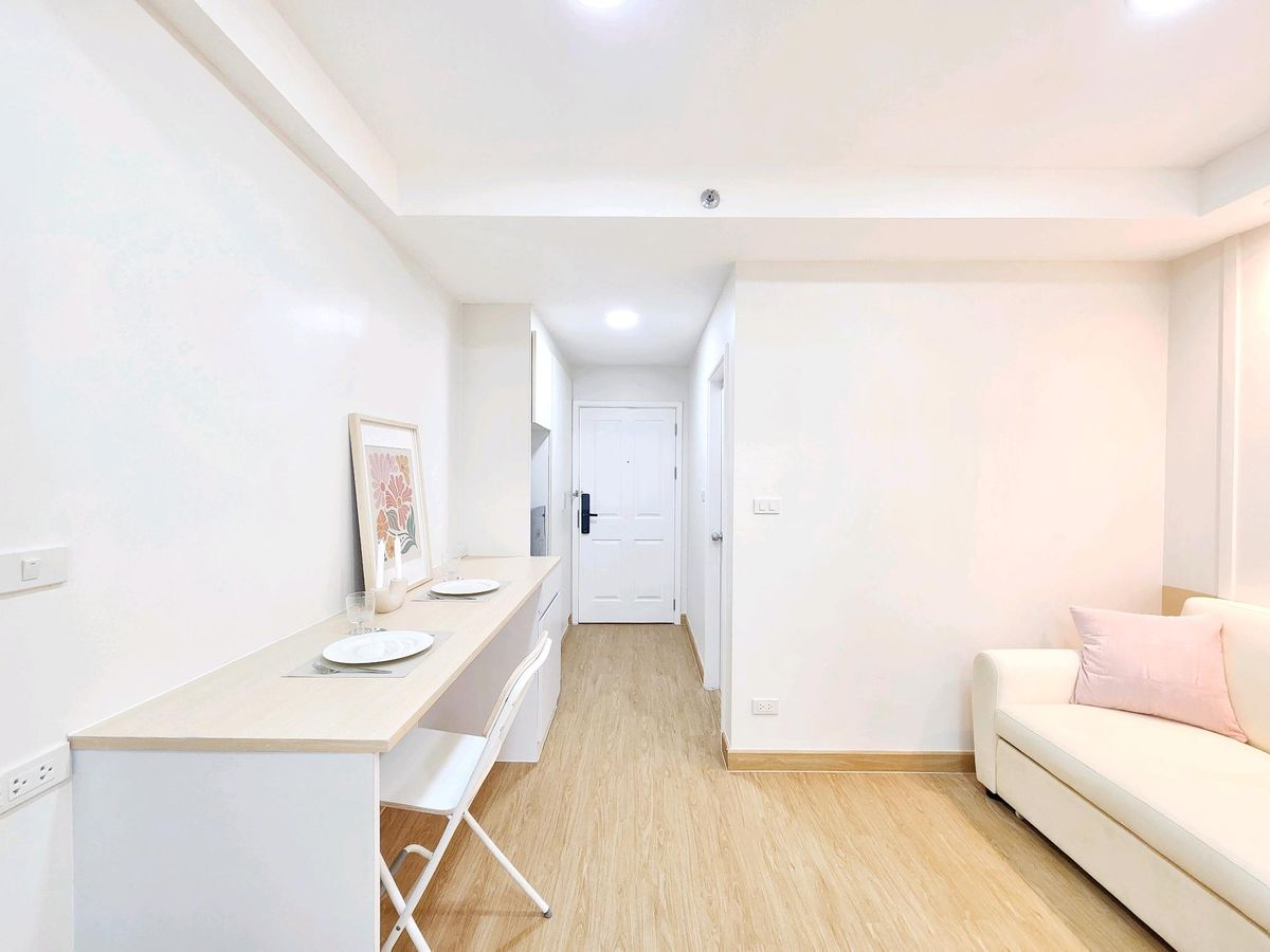 For SaleCondoRamkhamhaeng, Hua Mak : High rise condo, 19 floors, Soi Ramkhamhaeng 24, near Rajamangala Stadium, only 450 m. Live a modern life amidst convenience. Inside the project is quiet.