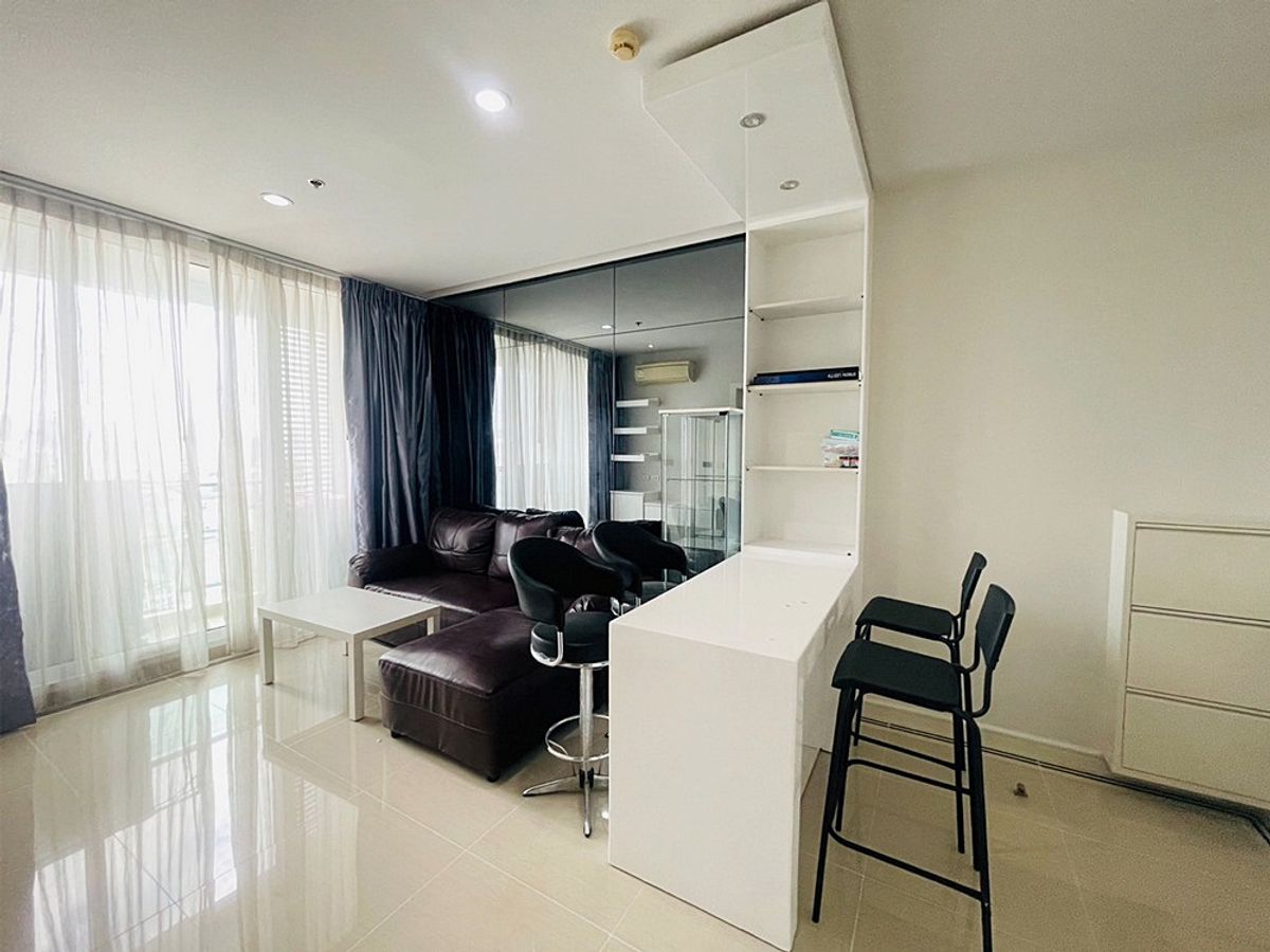 ให้เช่าคอนโดพระราม 9 เพชรบุรีตัดใหม่ RCA : สอบถามโทร : 062-946-2498 Condo TC Green Rama 9 ใกล้ MRT พระราม 9 ห้องขนาด 39 ตารางเมตร 1 ห้องนอน ชั้น21 วิวสระว่ายน้ำ ตกแต่งครบตามรูป