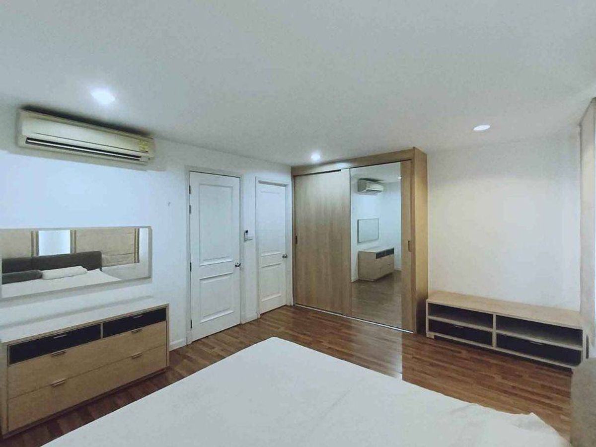 For RentTownhomeRama9, Petchburi, RCA : Rent of Rama 9, Hua Mak 23, area of ​​20 sq.m. 3 bedrooms, 4 bathrooms, 2 car parks, complete decorations Carry the bag ready to move in.