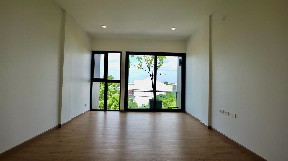 For SaleHome OfficeSamut Prakan,Samrong : 3-story home office for sale, new project, Theparak, uses premium grade materials, only 8 units, special price starts at 5.99 million baht. Open a business, buy for yourself or invest, it's worth it.