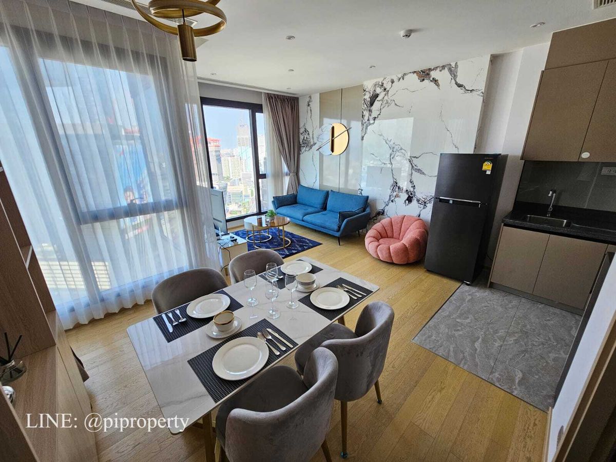 For RentCondoRama9, Petchburi, RCA : ​Experience an elevated lifestyle in this stunning corner unit at Ashton Asoke Rama 9. 