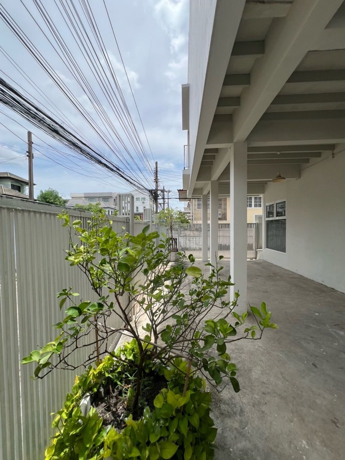 For SaleHouseRatchadapisek, Huaikwang, Suttisan : House for sale, Ratchadaphisek, MRT Sutthisan, 900 meters, old renovated house, outside the minimal style project, both home and home office. Buy for rent, keep Passive Income for a long time.