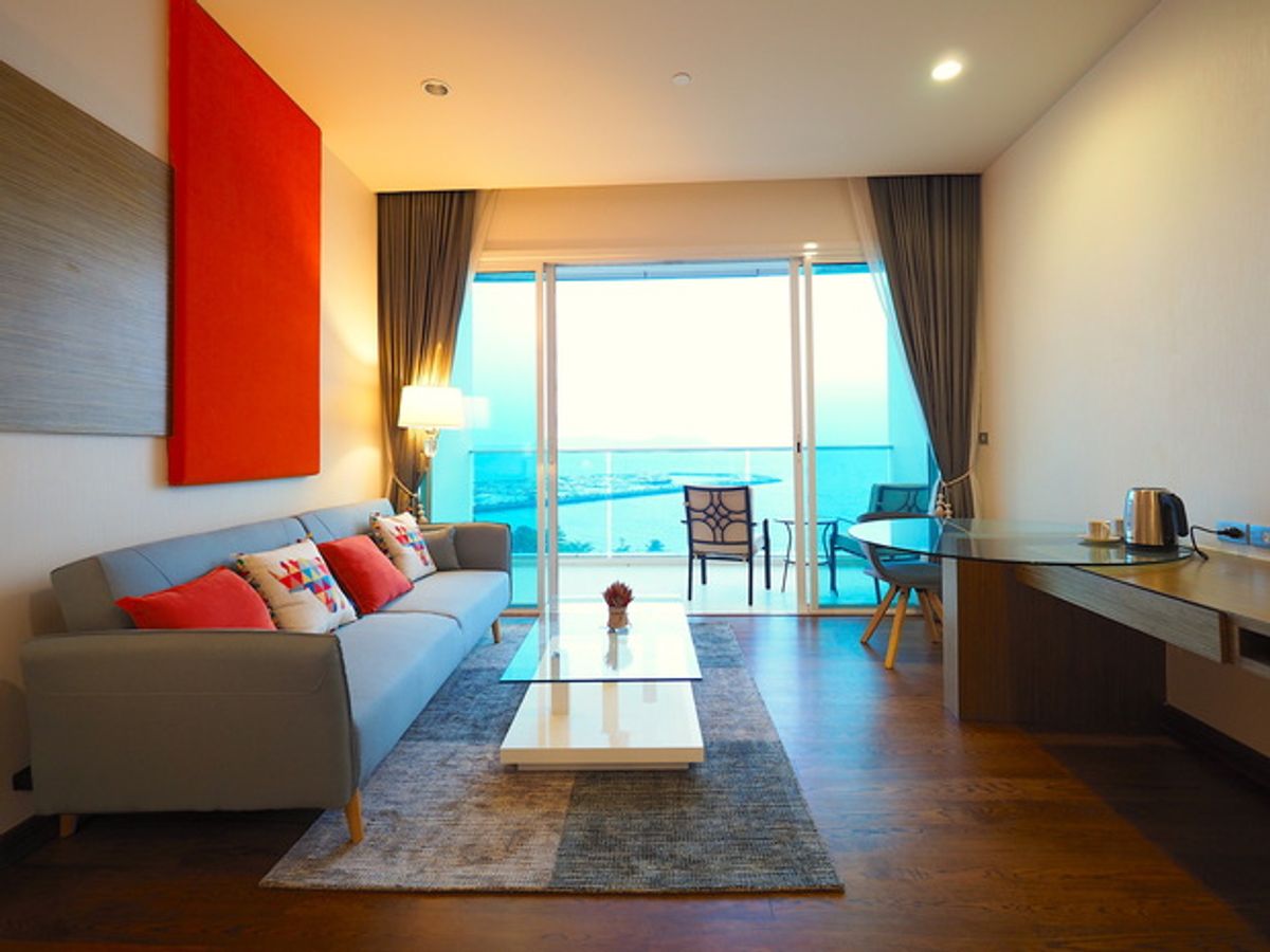 ให้เช่าคอนโดพัทยา บางแสน ชลบุรี สัตหีบ : Beachfront Living at Movenpick Residence Pattaya with Sea View