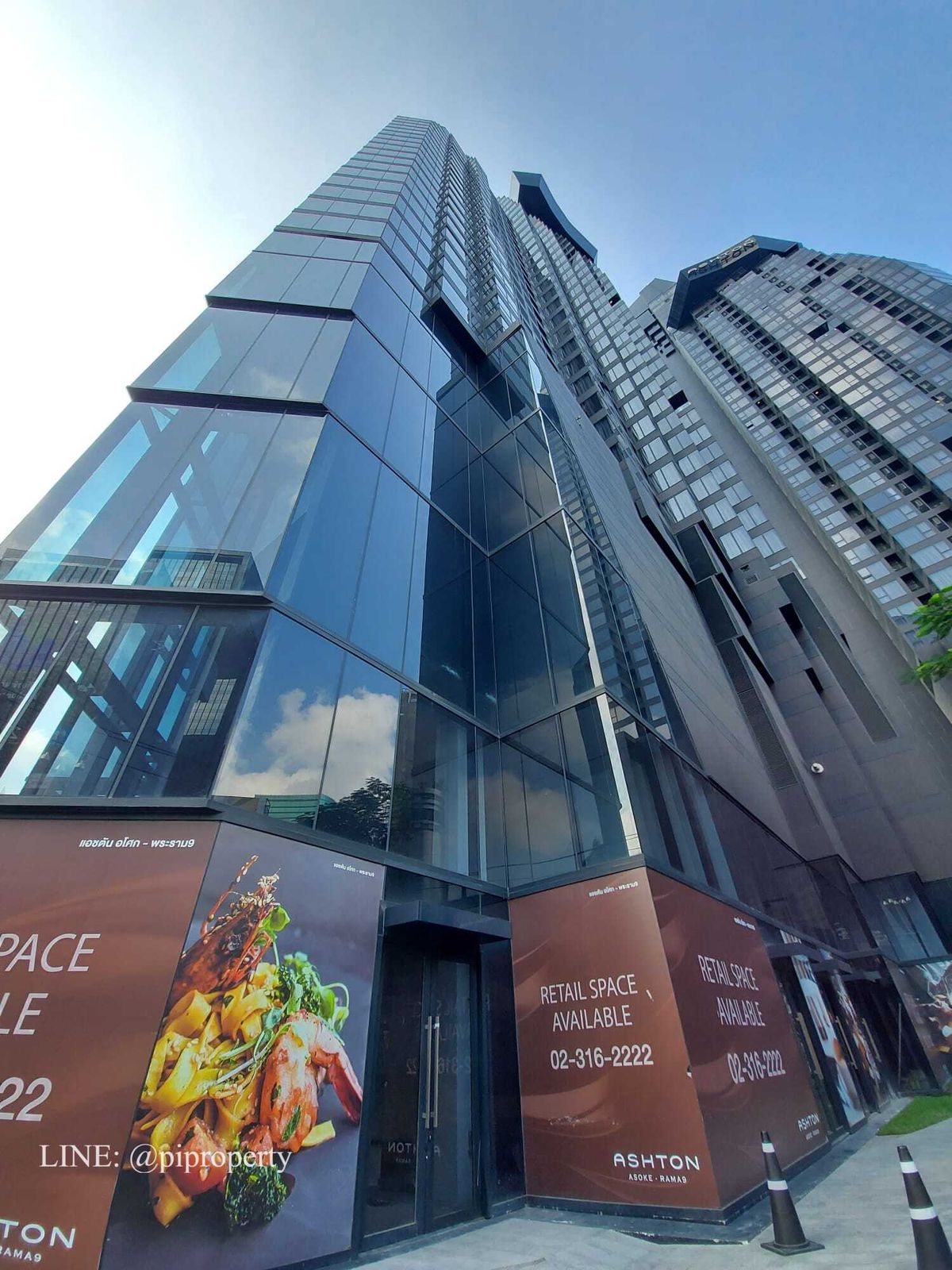 For RentCondoRama9, Petchburi, RCA : ​Experience an elevated lifestyle in this stunning corner unit at Ashton Asoke Rama 9. 