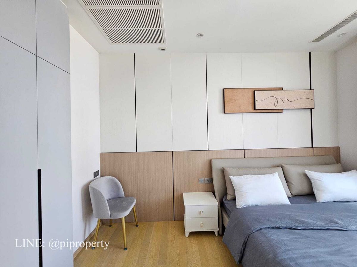 For RentCondoRama9, Petchburi, RCA : ​Experience an elevated lifestyle in this stunning corner unit at Ashton Asoke Rama 9. 