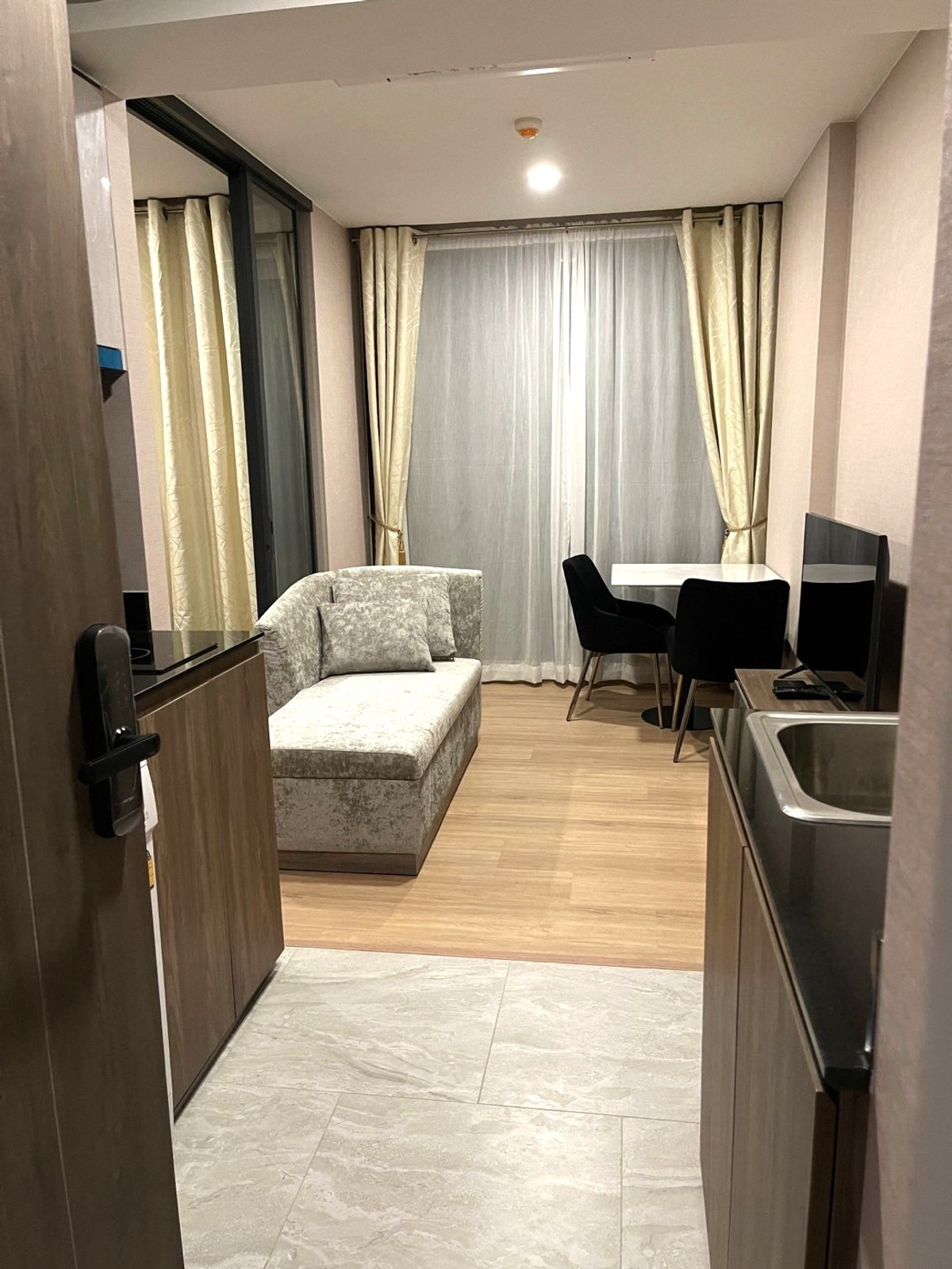 CondoRama9, Petchburi, RCA : Hot Deal! Luxury Condo in Thonglor - Ready to Move Luxury condo, complete with Lloyd, Research Center - Thonglor