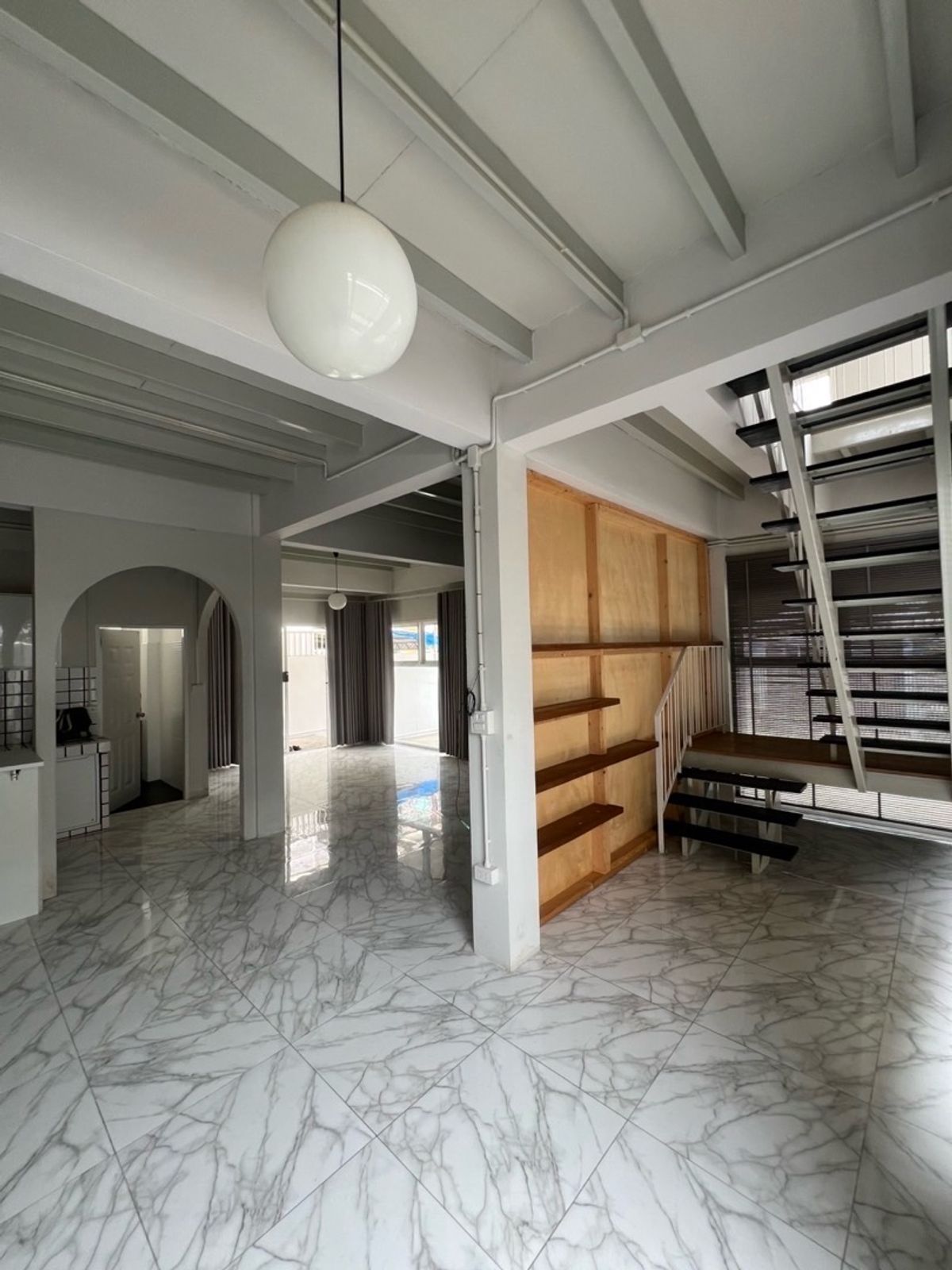 For SaleHouseRatchadapisek, Huaikwang, Suttisan : House for sale, Ratchadaphisek, MRT Sutthisan, 900 meters, old renovated house, outside the minimal style project, both home and home office. Buy for rent, keep Passive Income for a long time.