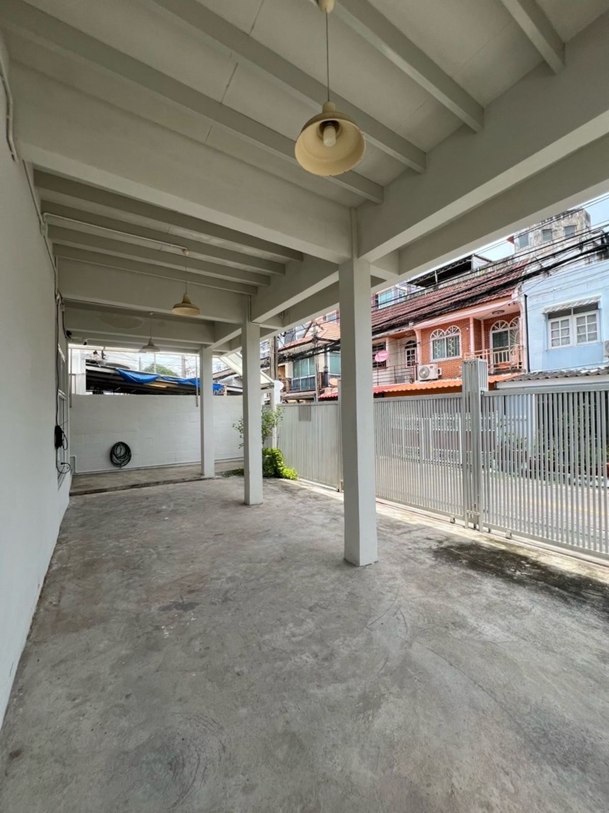 For SaleHouseRatchadapisek, Huaikwang, Suttisan : House for sale, Ratchadaphisek, MRT Sutthisan, 900 meters, old renovated house, outside the minimal style project, both home and home office. Buy for rent, keep Passive Income for a long time.