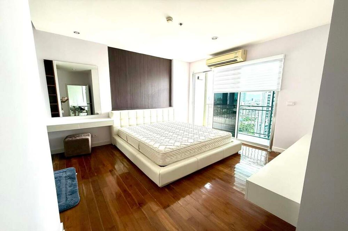 CondoWongwianyai, Charoennakor : 🔥 For Sale - Rent !! prime area !! high floor 30++,🔥 Code C20250800073..........Hive Sathorn, 1 bedroom, 2 bathroom, furnished, ready to move in, Special Deal!!📣📣