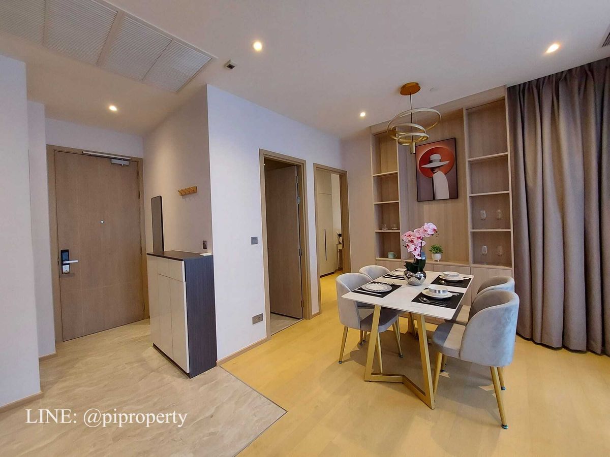 For RentCondoRama9, Petchburi, RCA : ​Experience an elevated lifestyle in this stunning corner unit at Ashton Asoke Rama 9. 