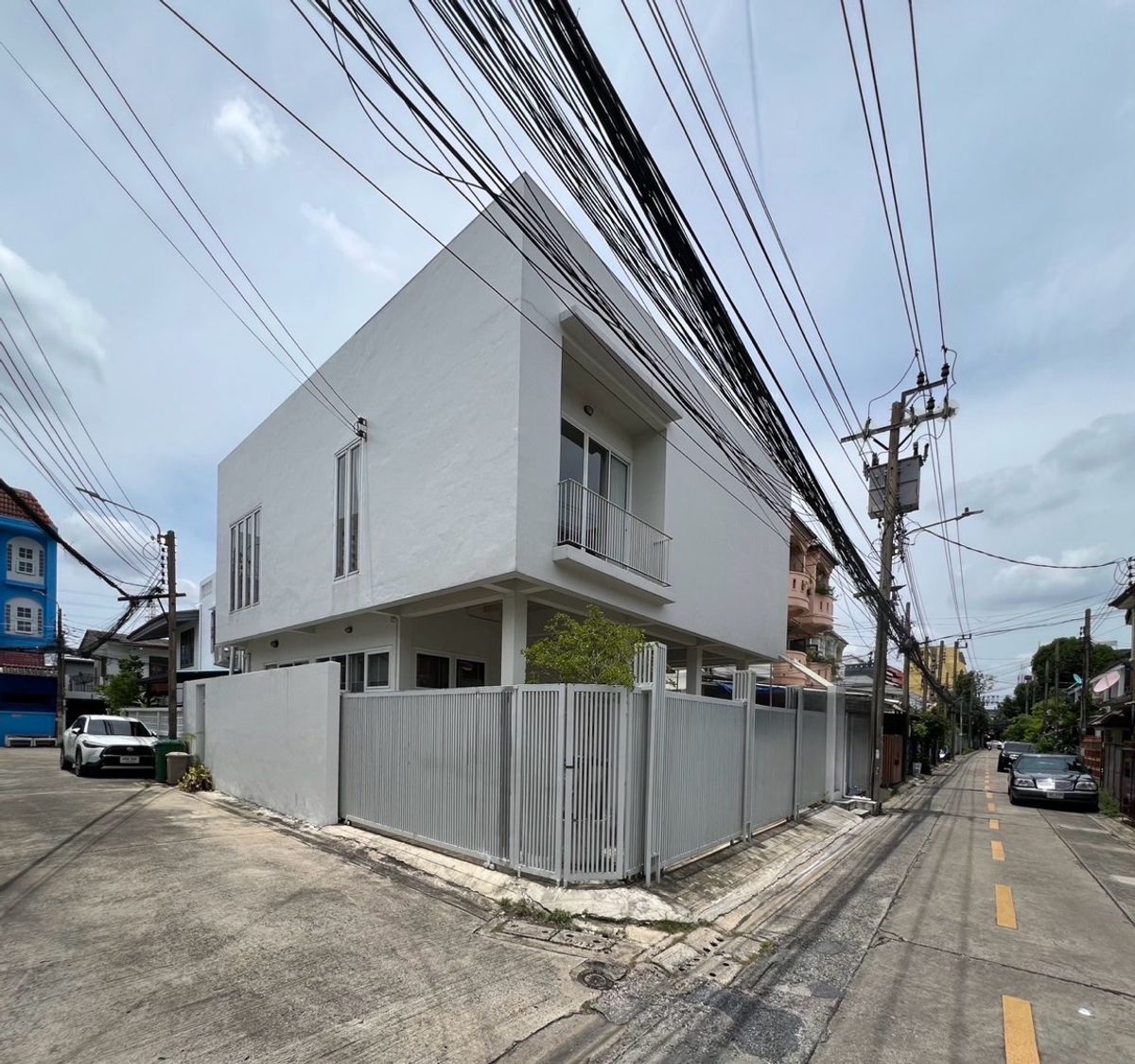 For SaleHouseRatchadapisek, Huaikwang, Suttisan : House for sale, Ratchadaphisek, MRT Sutthisan, 900 meters, old renovated house, outside the minimal style project, both home and home office. Buy for rent, keep Passive Income for a long time.