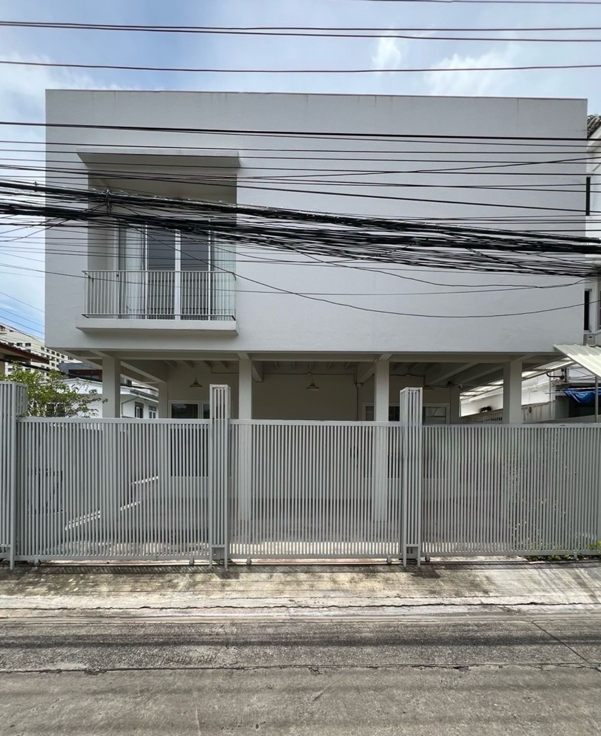 For SaleHouseRatchadapisek, Huaikwang, Suttisan : House for sale, Ratchadaphisek, MRT Sutthisan, 900 meters, old renovated house, outside the minimal style project, both home and home office. Buy for rent, keep Passive Income for a long time.