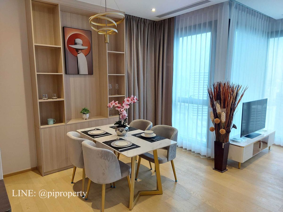 For RentCondoRama9, Petchburi, RCA : ​Experience an elevated lifestyle in this stunning corner unit at Ashton Asoke Rama 9. 