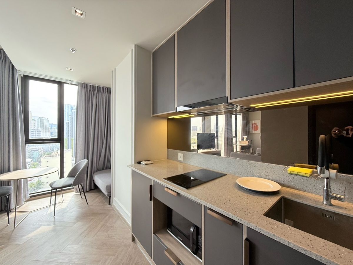 For RentCondoSiam Paragon ,Chulalongkorn,Samyan : The corner room is not busy.