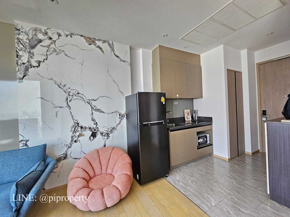 For RentCondoRama9, Petchburi, RCA : ​Experience an elevated lifestyle in this stunning corner unit at Ashton Asoke Rama 9. 