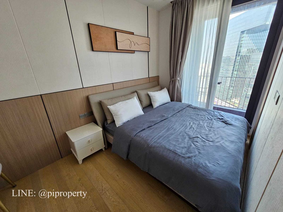 For RentCondoRama9, Petchburi, RCA : ​Experience an elevated lifestyle in this stunning corner unit at Ashton Asoke Rama 9. 