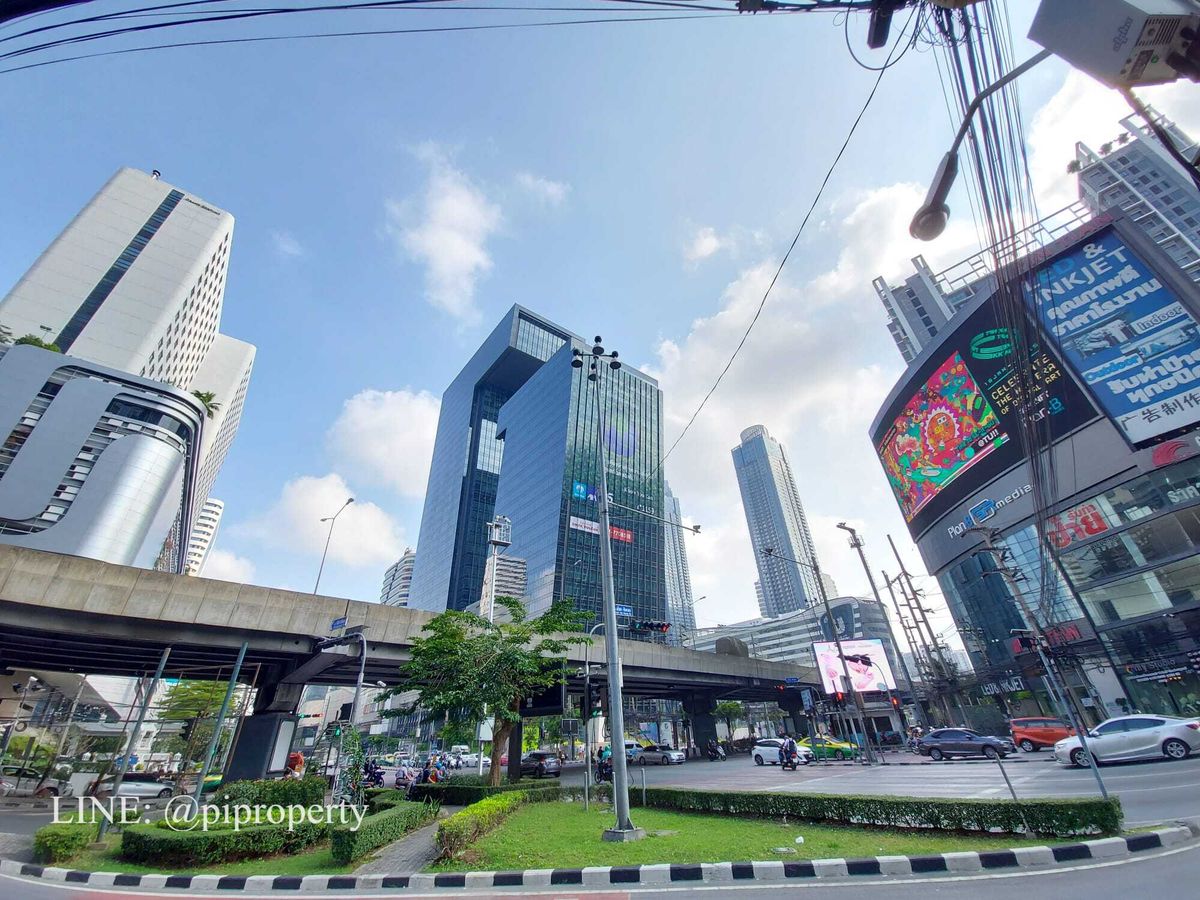 For RentCondoRama9, Petchburi, RCA : ​Experience an elevated lifestyle in this stunning corner unit at Ashton Asoke Rama 9. 