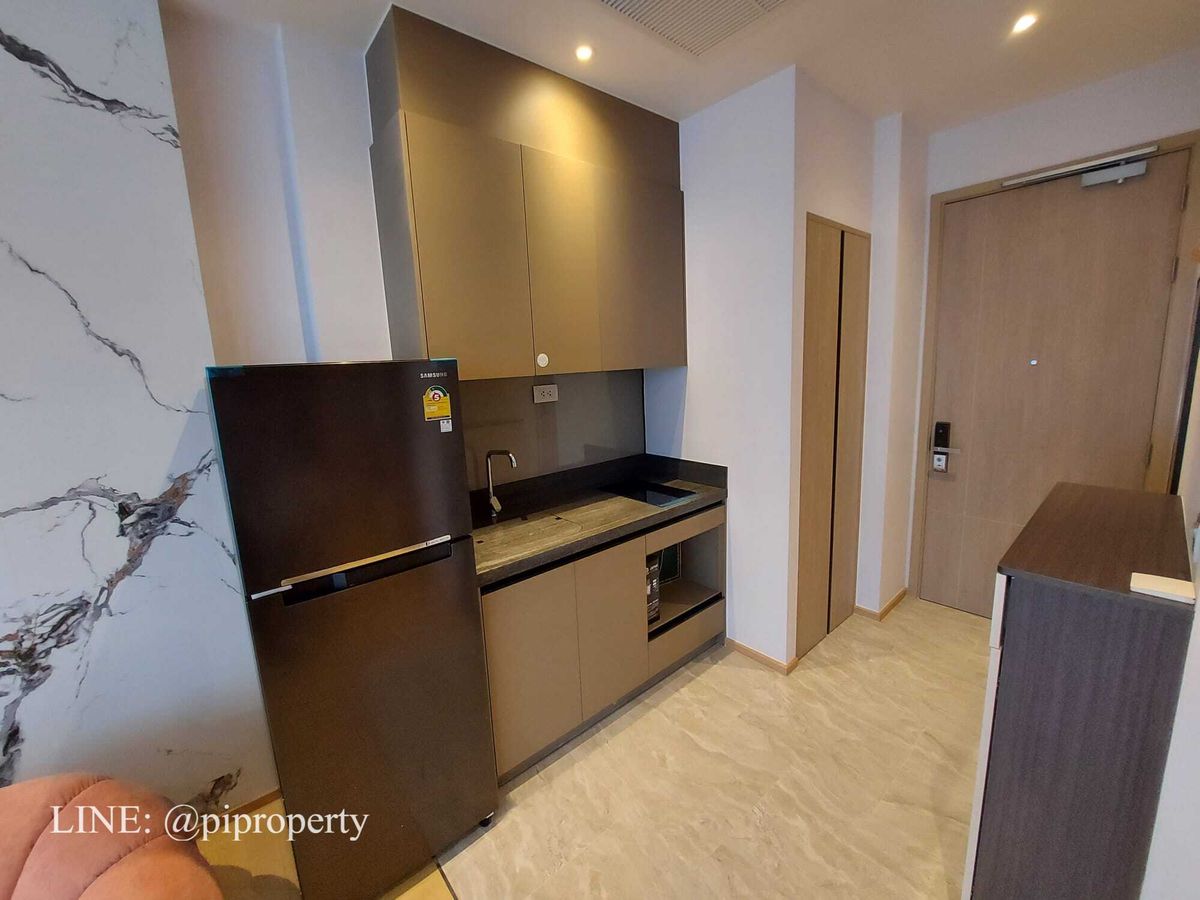 For RentCondoRama9, Petchburi, RCA : ​Experience an elevated lifestyle in this stunning corner unit at Ashton Asoke Rama 9. 