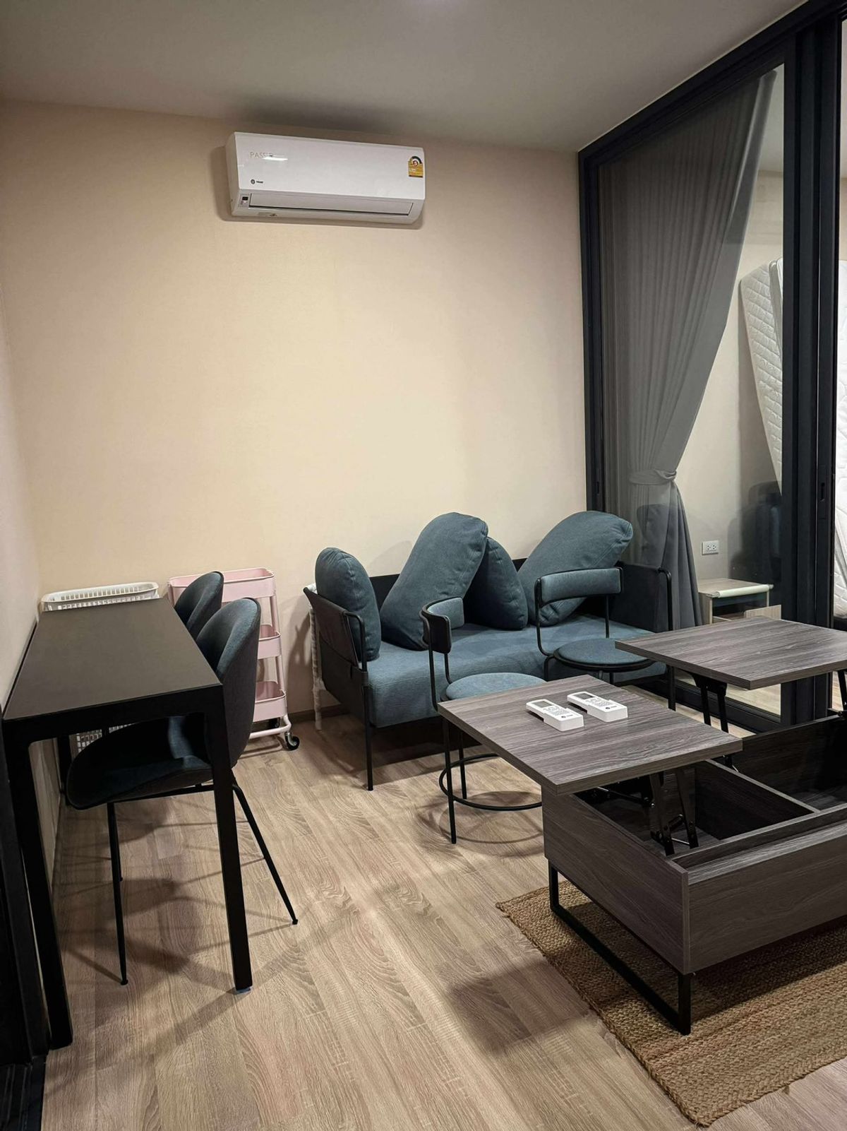 For RentCondoRatchathewi,Phayathai : Urgent room for rent. XT Phayathai 1b1B 42 SQM. Only 23K/Month. Contact Khun Um, call 0658209572.