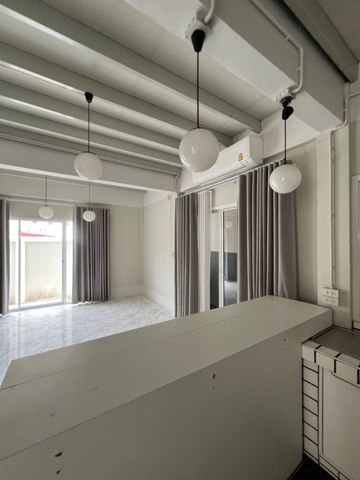 For SaleHouseRatchadapisek, Huaikwang, Suttisan : House for sale, Ratchadaphisek, MRT Sutthisan, 900 meters, old renovated house, outside the minimal style project, both home and home office. Buy for rent, keep Passive Income for a long time.