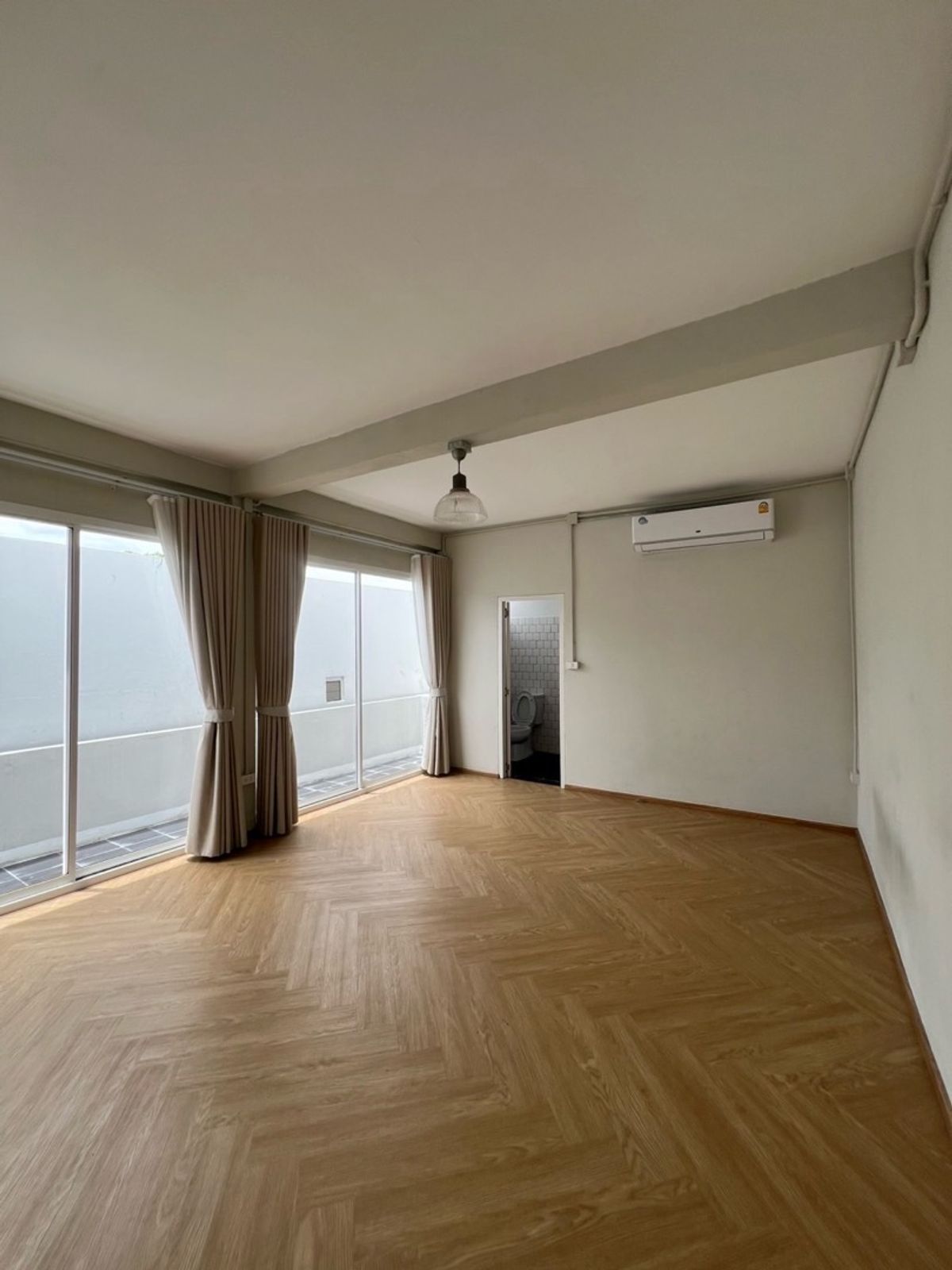 For SaleHouseRatchadapisek, Huaikwang, Suttisan : House for sale, Ratchadaphisek, MRT Sutthisan, 900 meters, old renovated house, outside the minimal style project, both home and home office. Buy for rent, keep Passive Income for a long time.